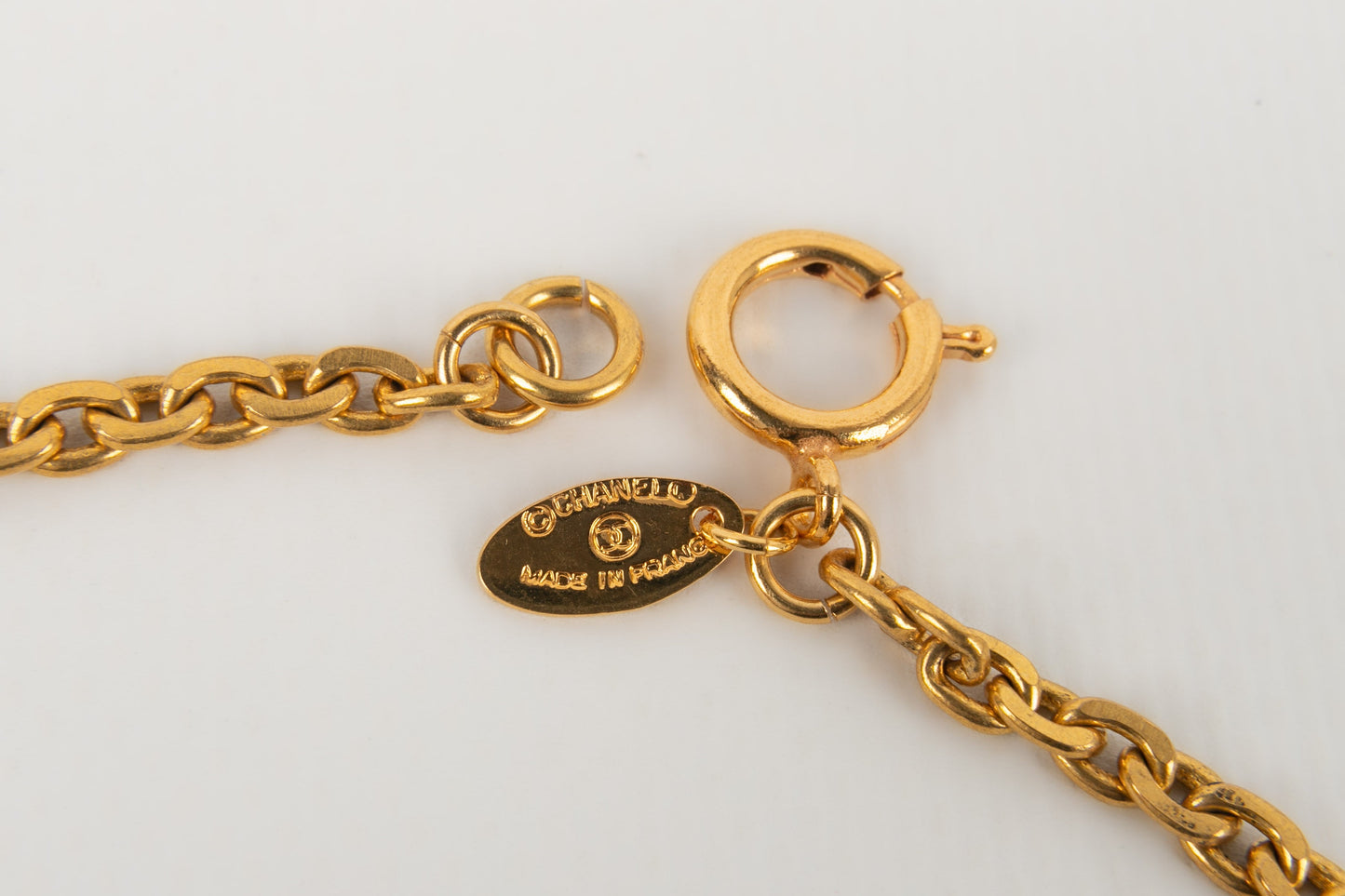 Collier / Sautoir en métal doré Chanel 1980's