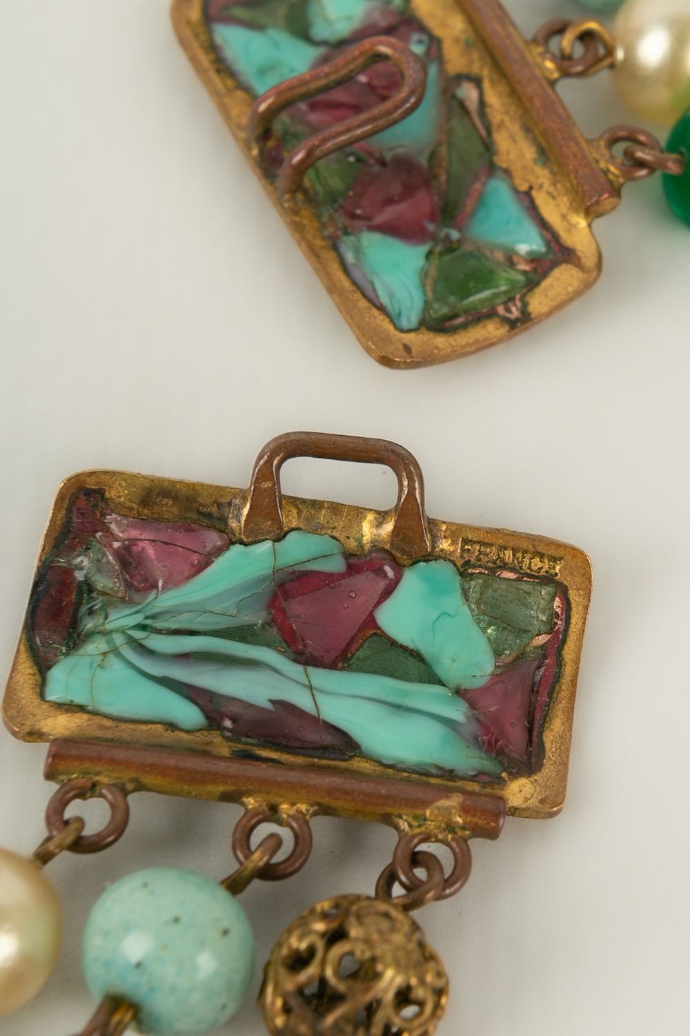 Collier ancien en pâte de verre.