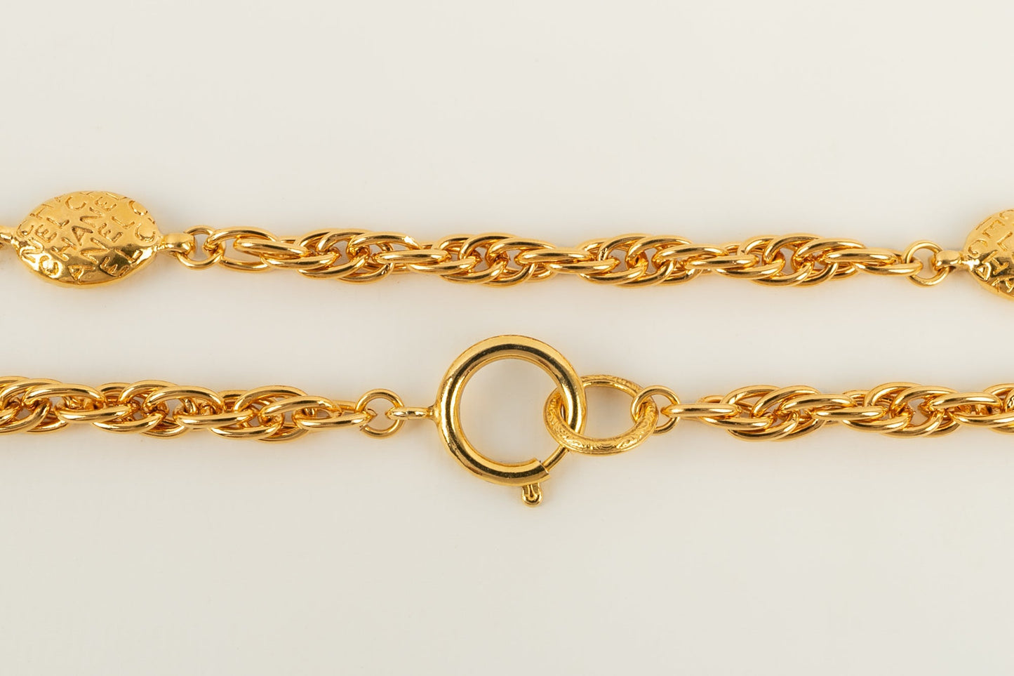 Collier / sautoir en métal doré Chanel