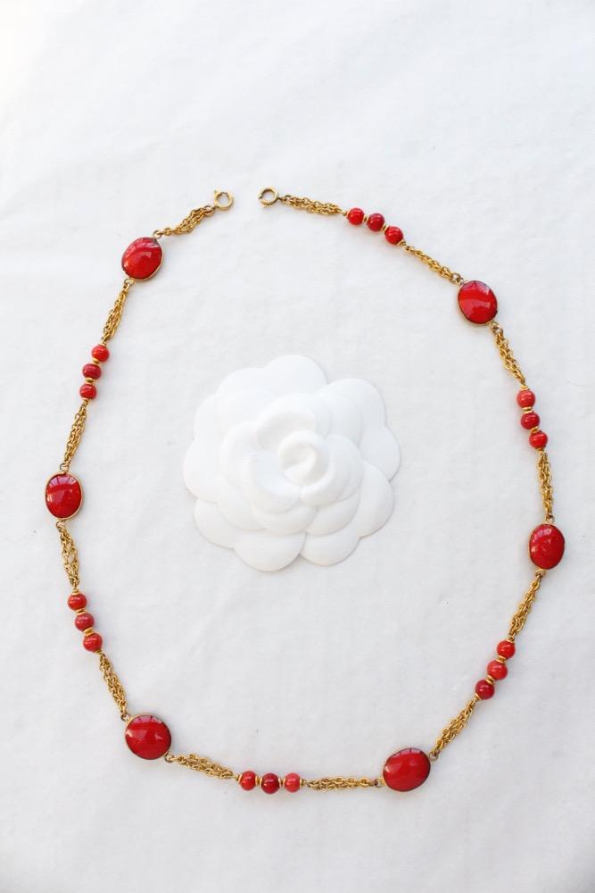 Collier en pâte de verre Chanel (Attribué à )