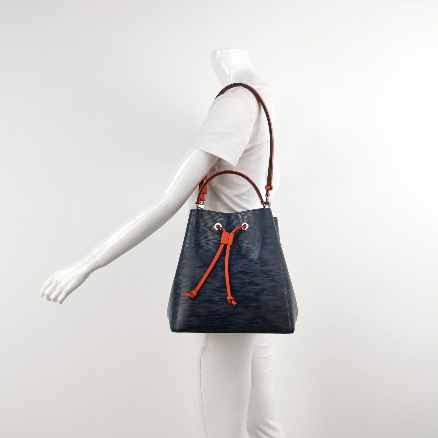 Preloved Louis Vuitton NÉONOÉ Medium Leather Drawstring Shoulder Bag 250603781220219