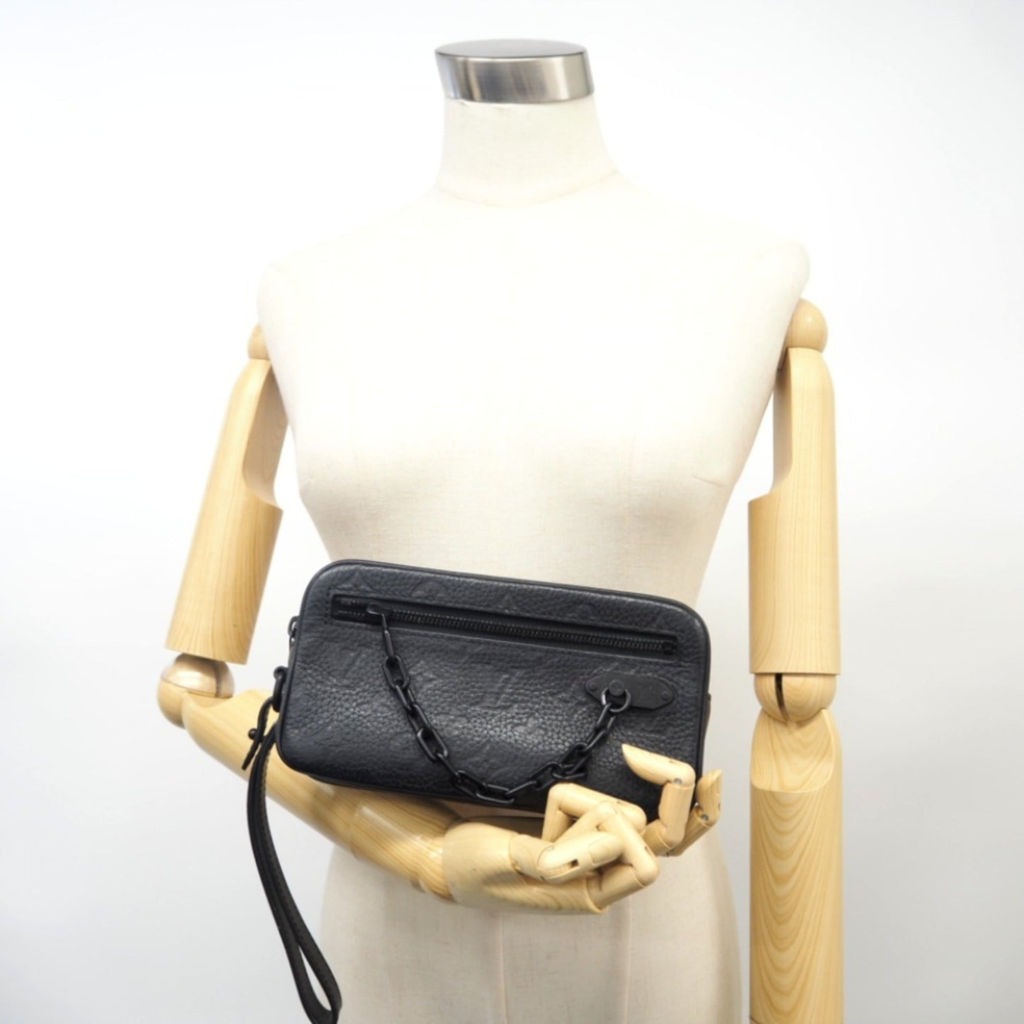 Louis Vuitton Volga Leather Clutch Bag ()