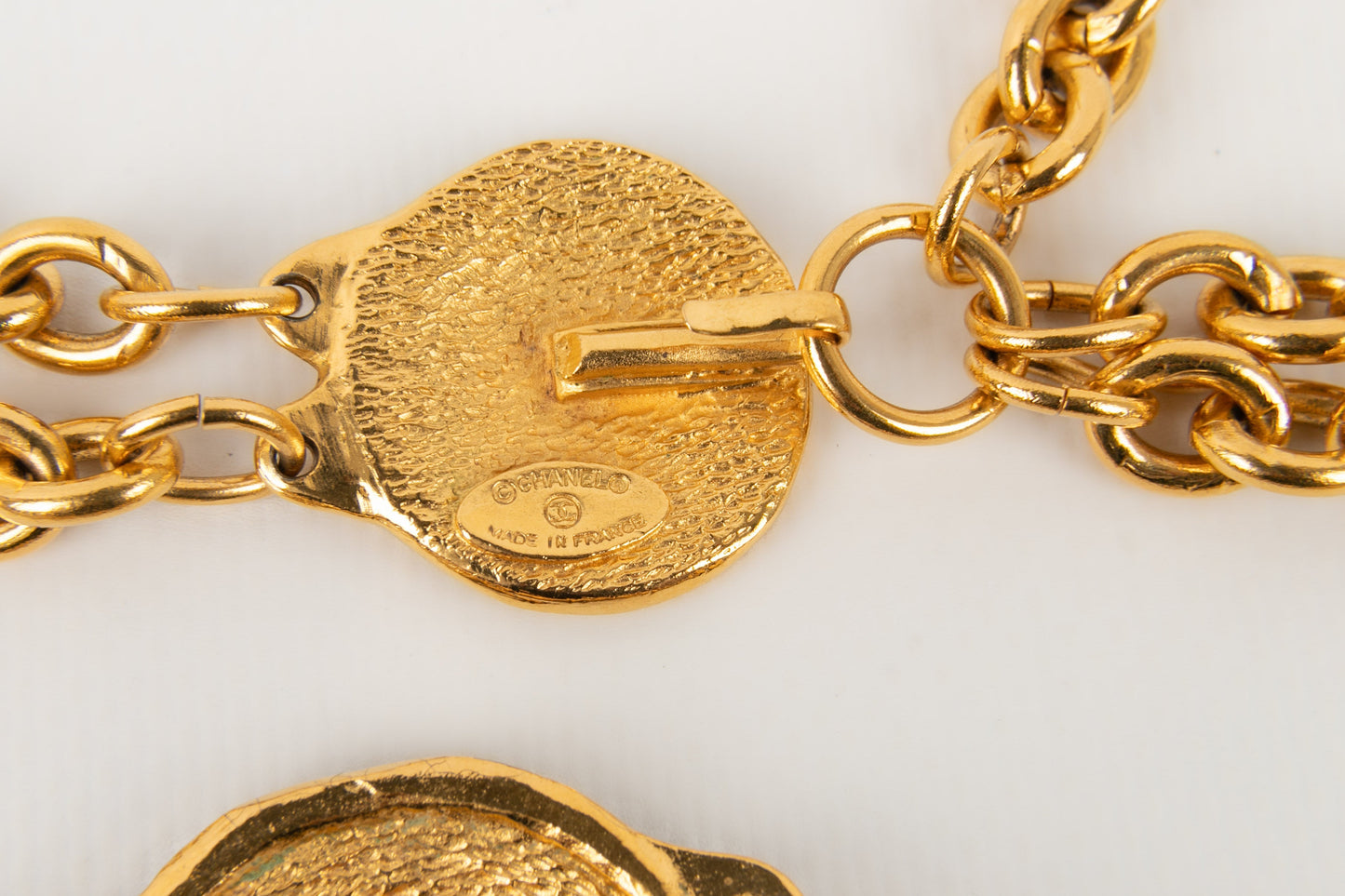 Collier court en métal doré Chanel