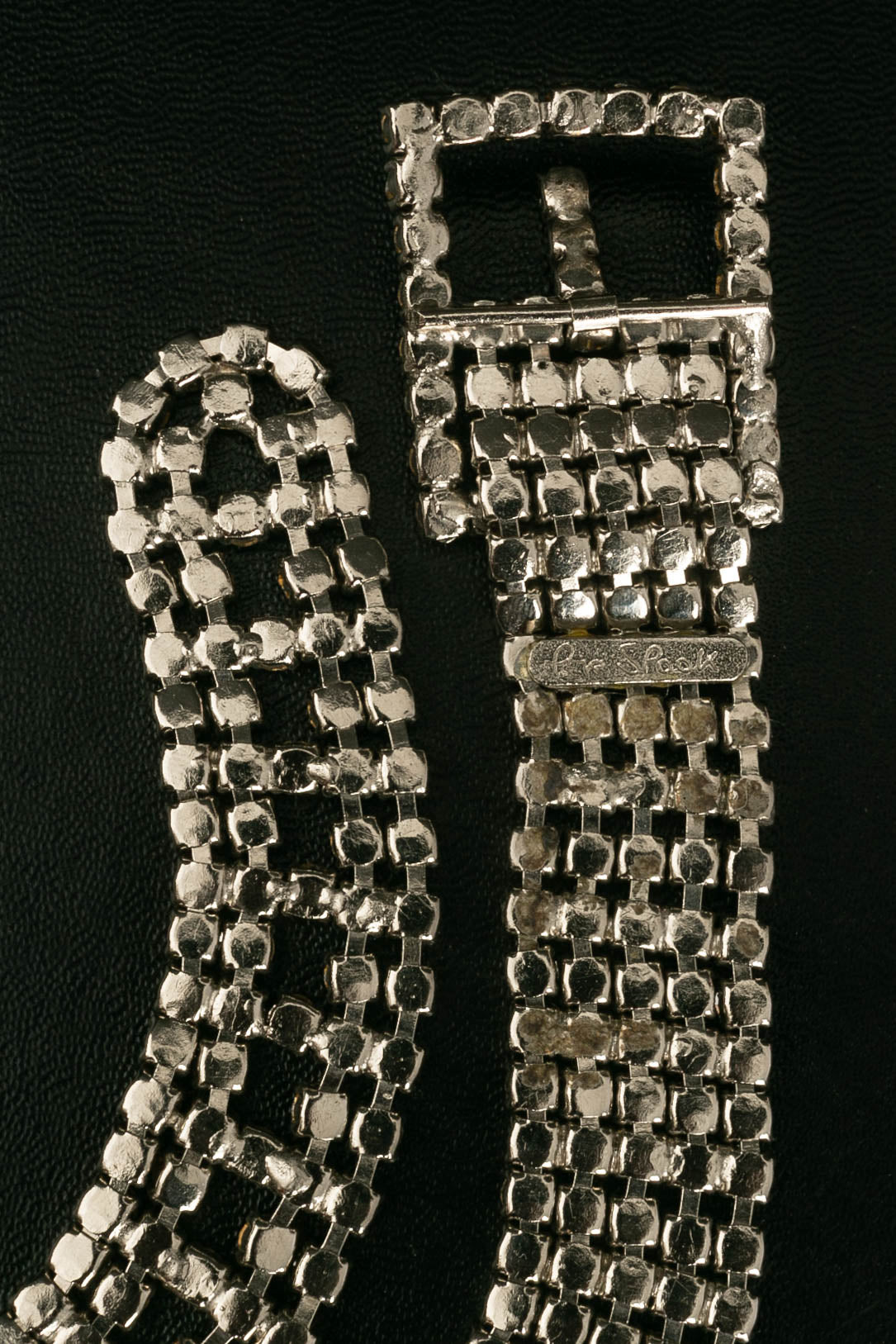 Ceinture en métal argenté pavée de strass.