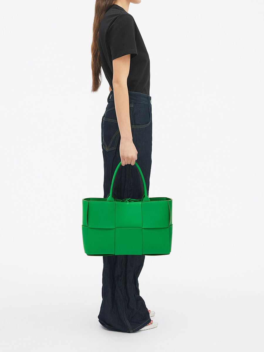Medium Arco Tote in Parakeet