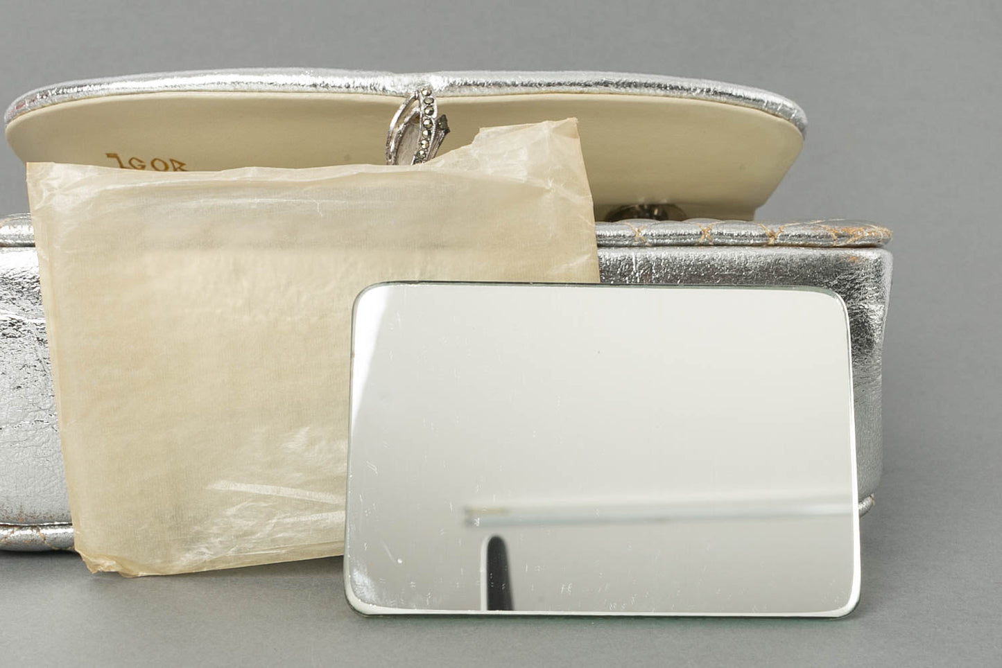 Petit sac en cuir matelassé et métal argenté.