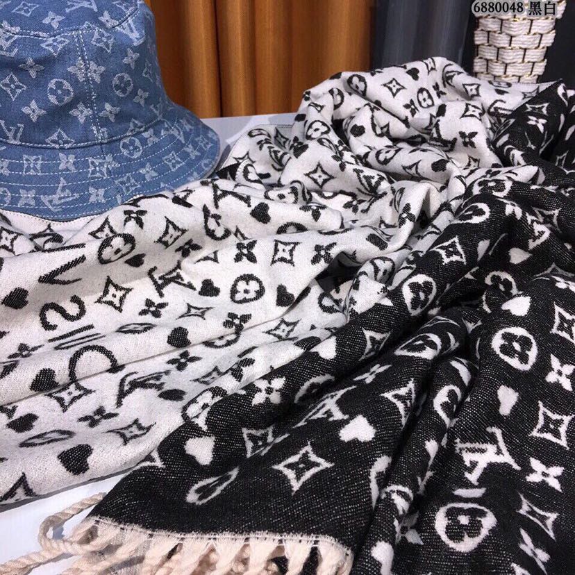 Top Quality LUV Scarf 031