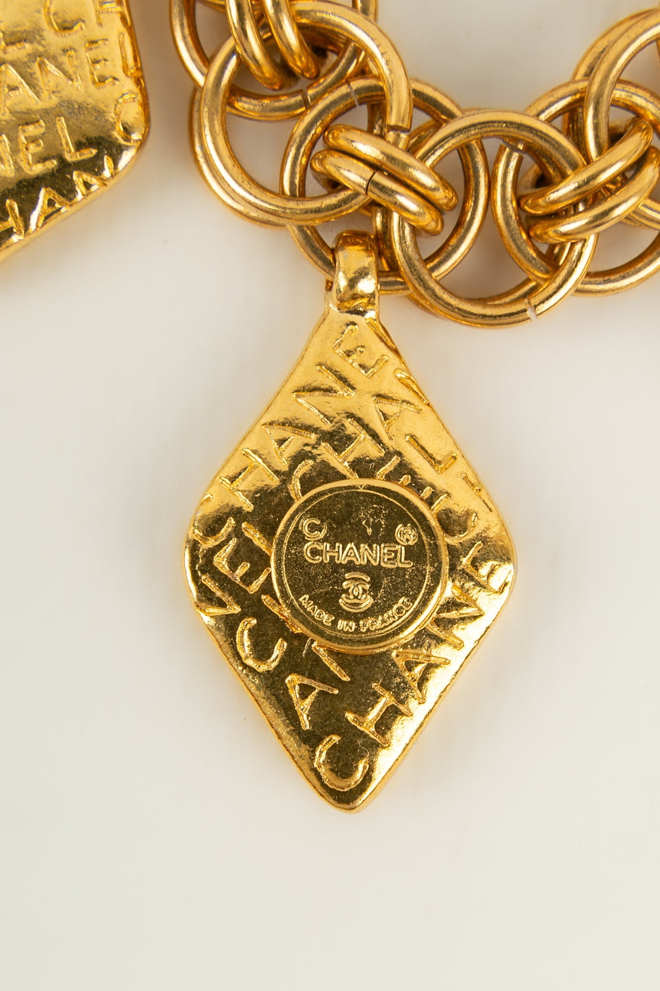 Collier doré Chanel