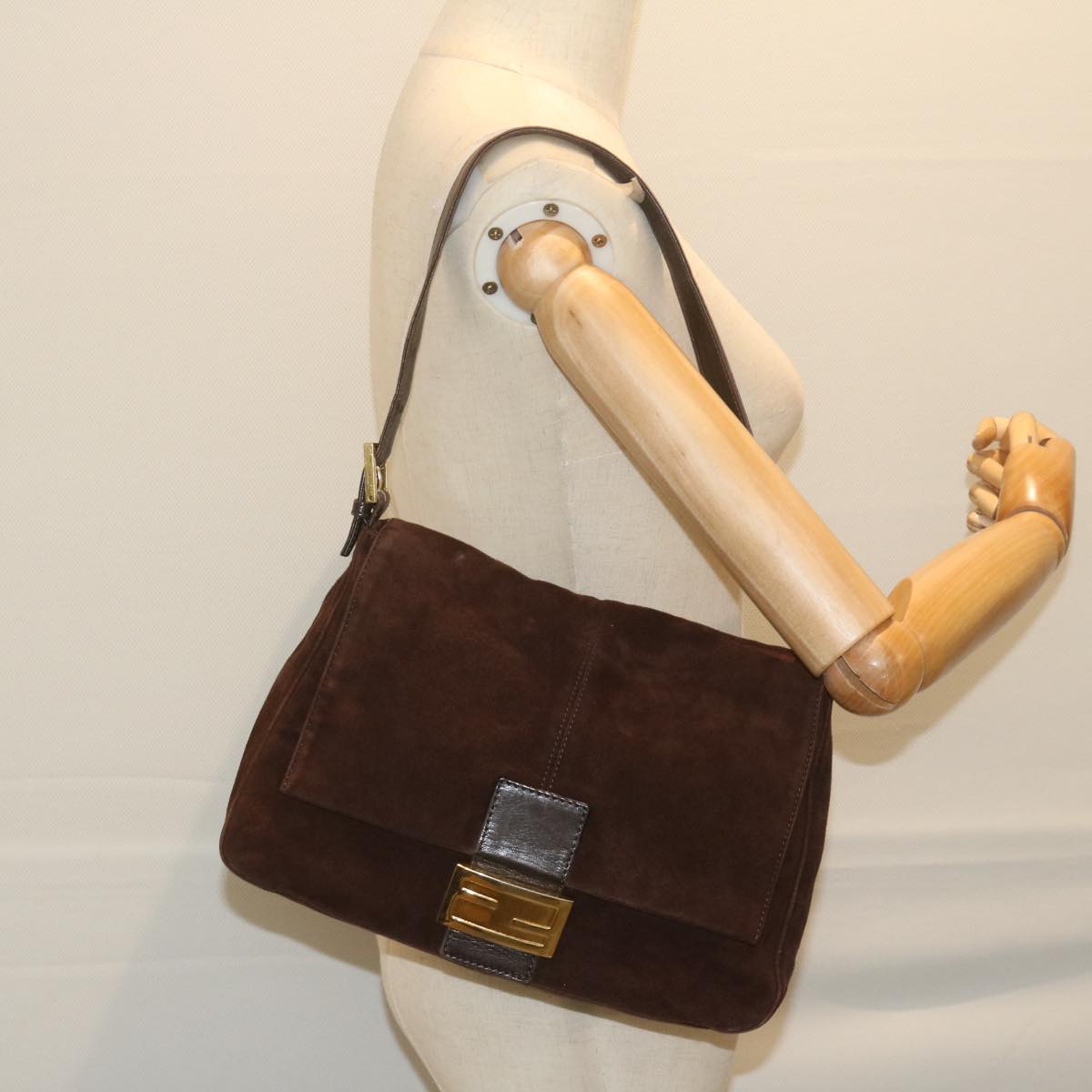 FENDI Mamma Baguette Shoulder Bag Suede Brown am5342