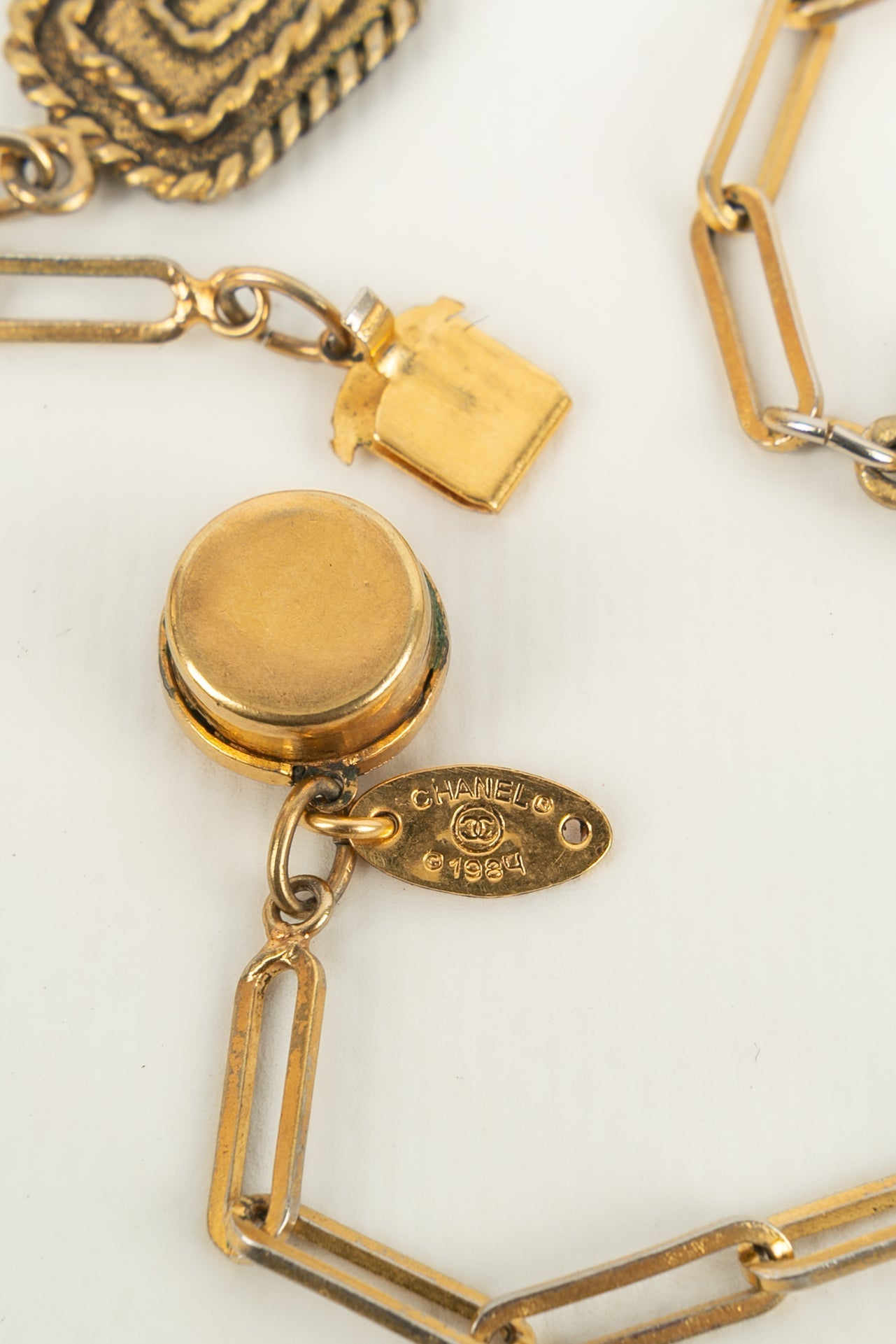 Collier doré Chanel 1984