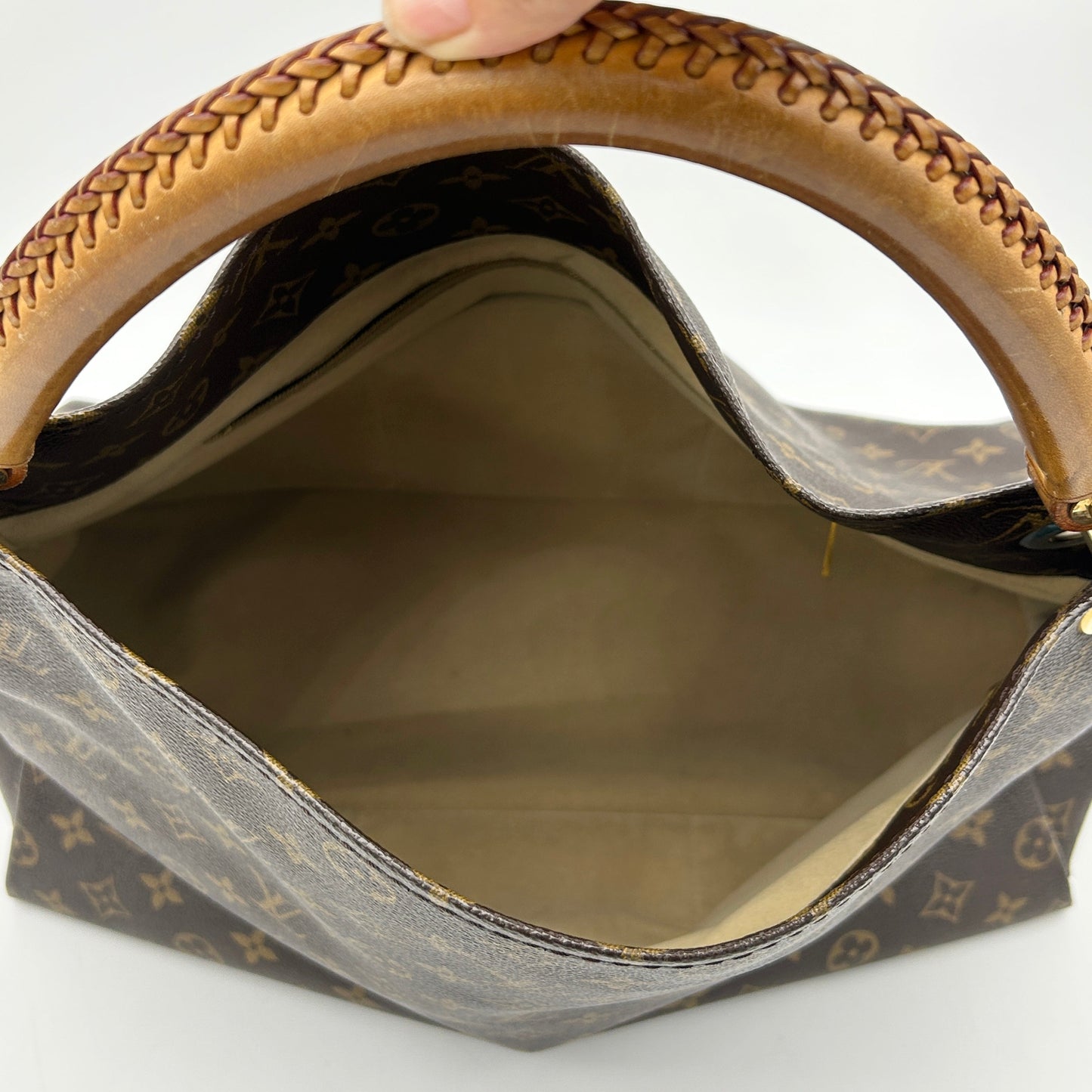 Louis Vuitton Artsy MM YVEAE504