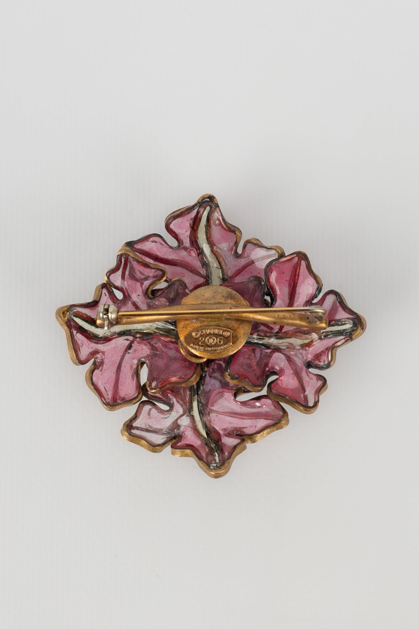 Broche en pâte de verre Chanel 1990s