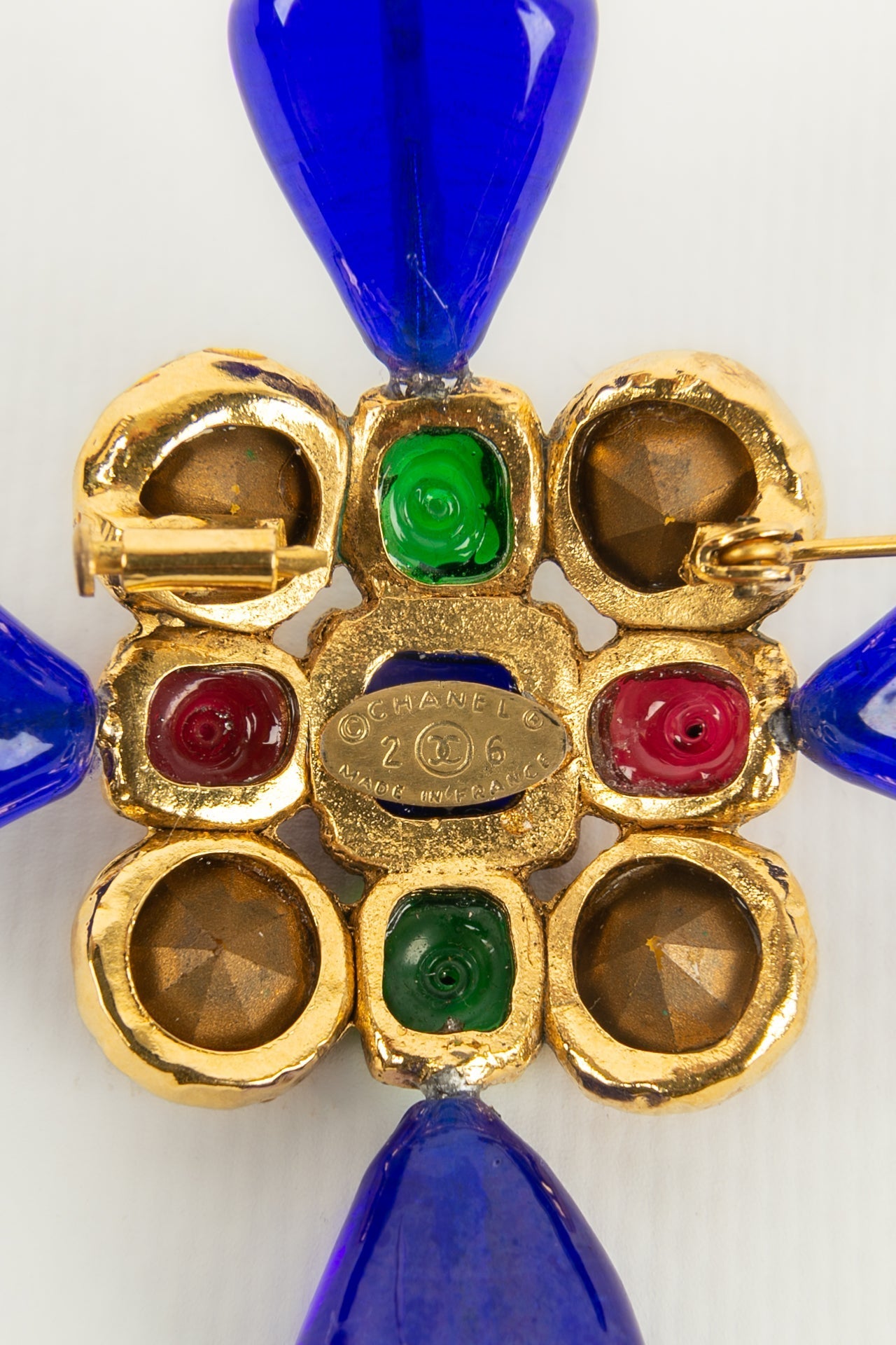 Broche en pâte de verre Chanel