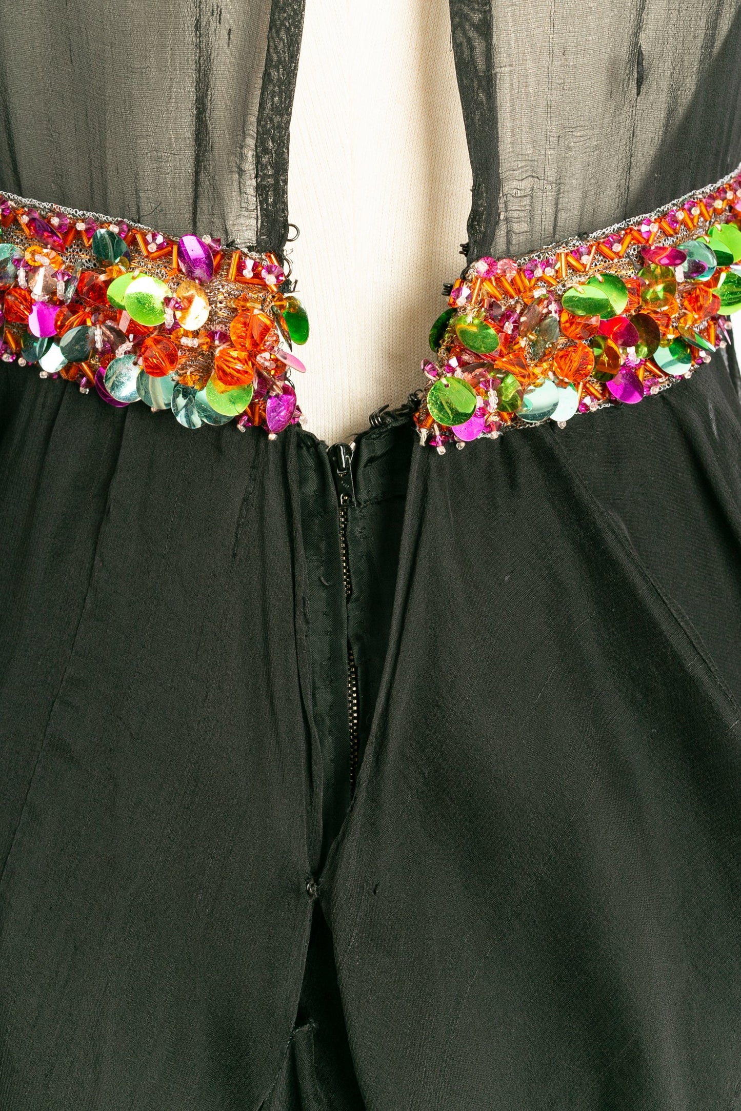 Robe en mousseline noire àsequins