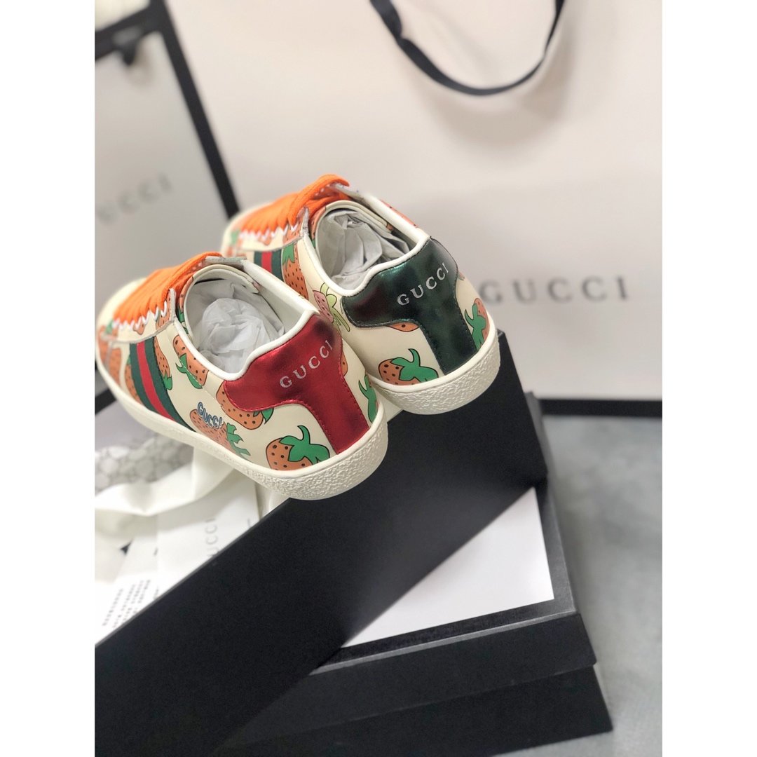 GLM-GCI ACE LEATHER SNEAKER WITH STRAWBERRY 107