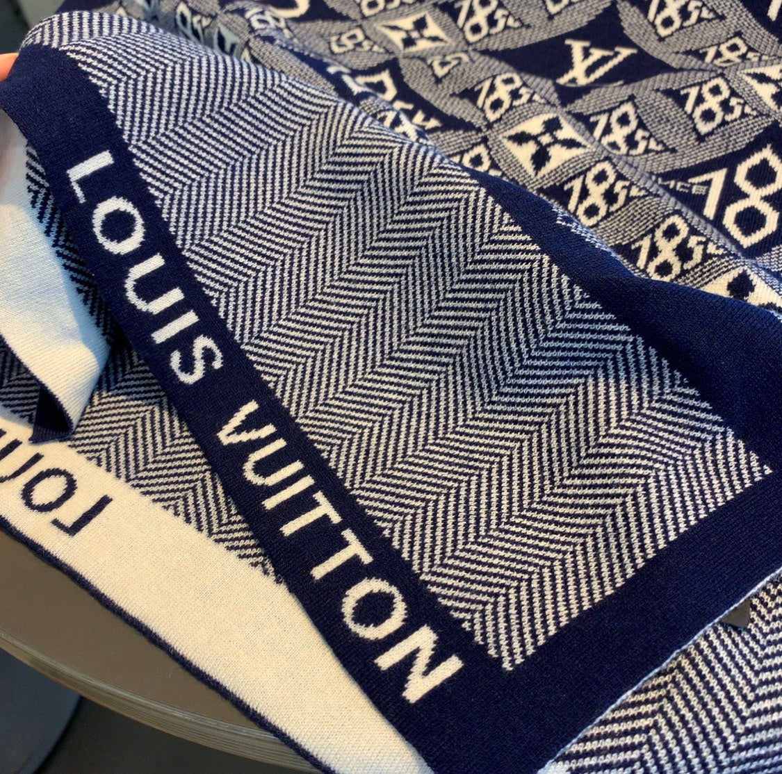 Top Quality LUV Scarf 009