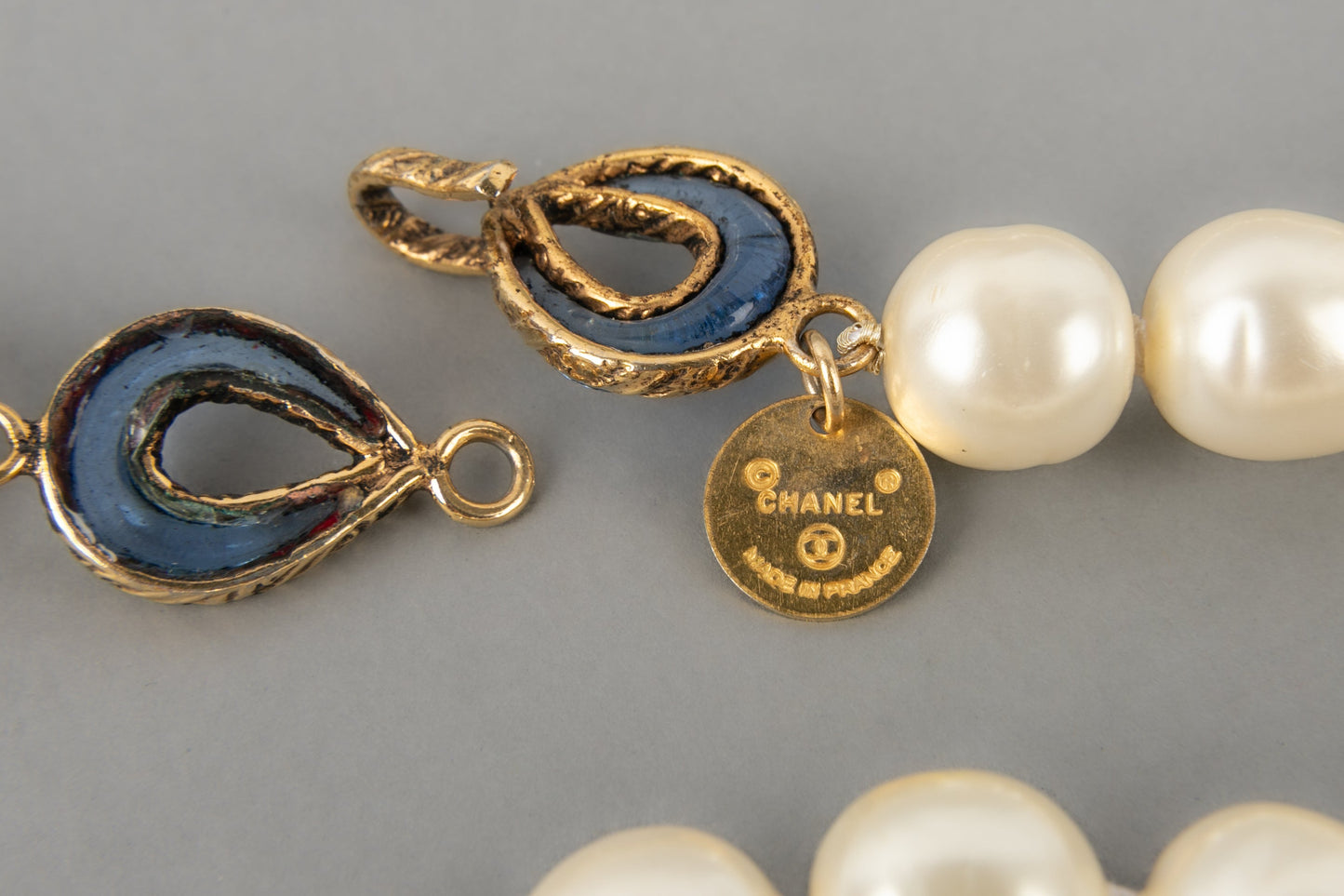 Collier / sautoir de perles nacrées Chanel