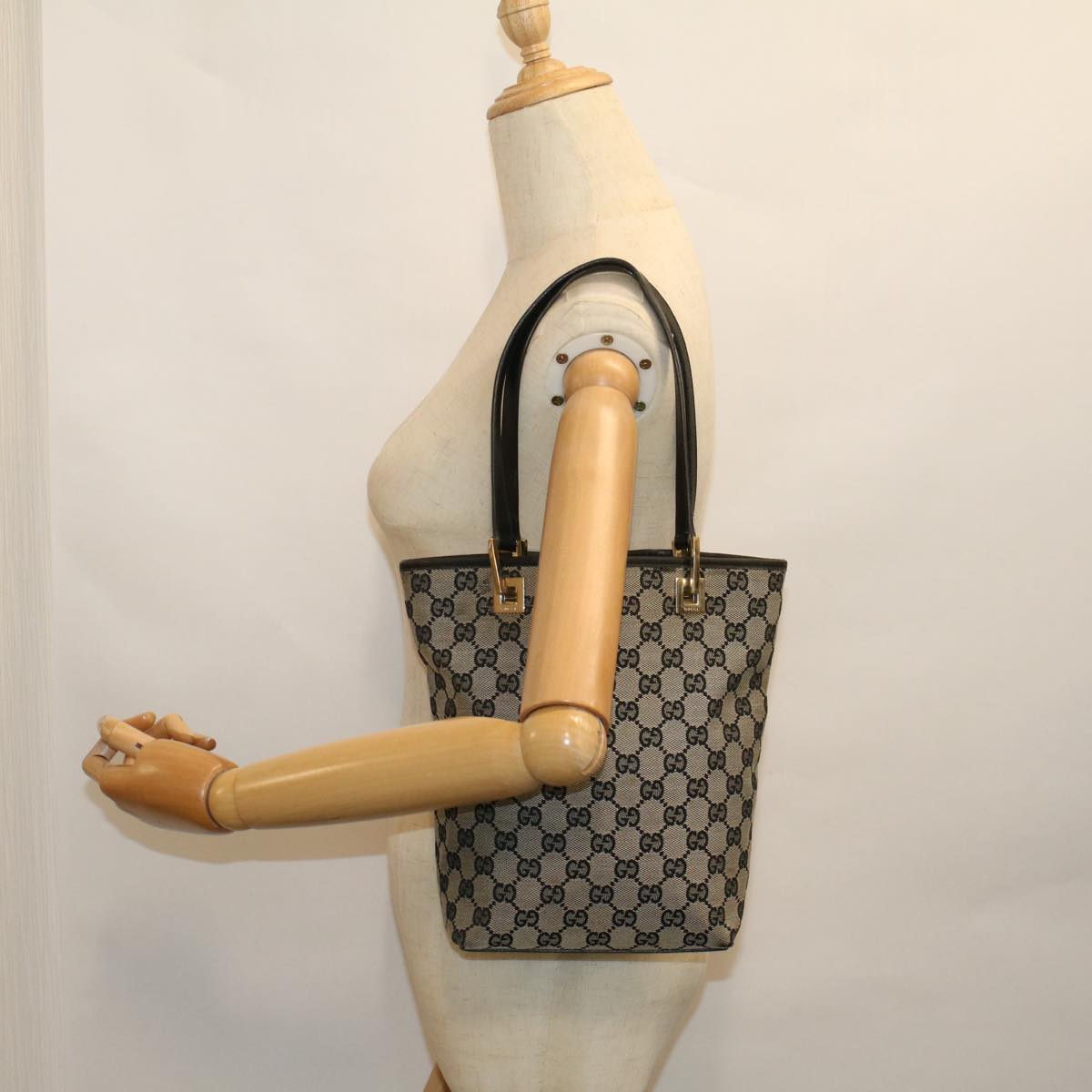 GUCCI GG Canvas Tote Bag Beige Black 002 1099 ki3672
