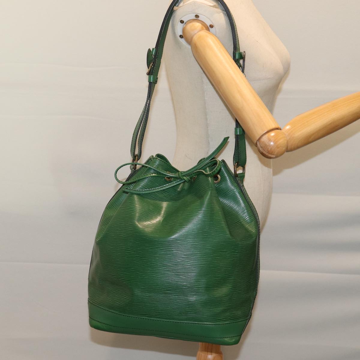 LOUIS VUITTON Epi Noe Shoulder Bag Green M44004 LV mr145