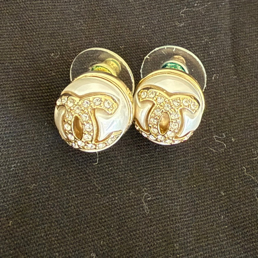 Preloved Chanel Coco Pearl Post Earrings I22S Gold Earrings