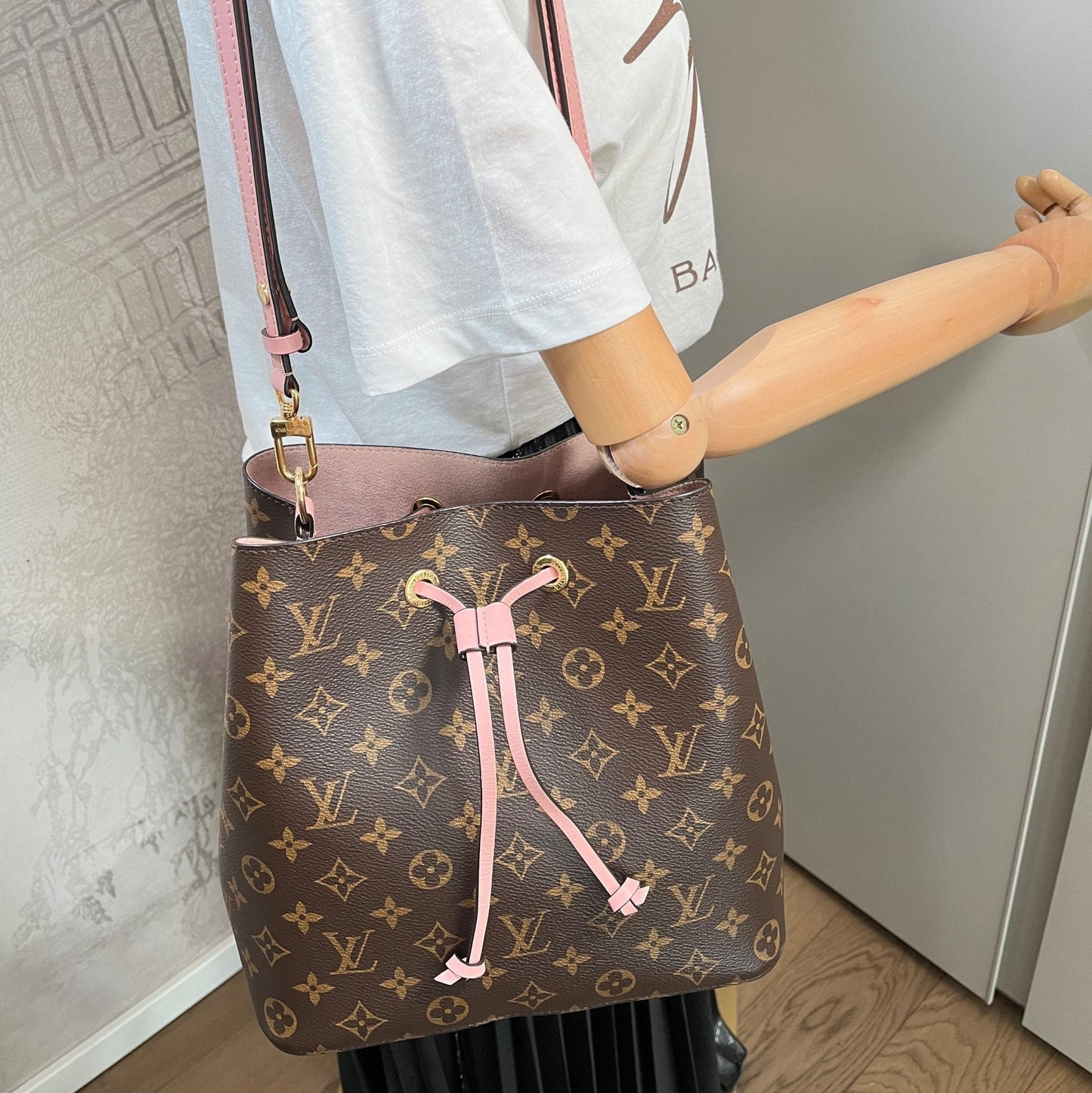 NéoNoé MM Monogram 2-Way Bucket Bag