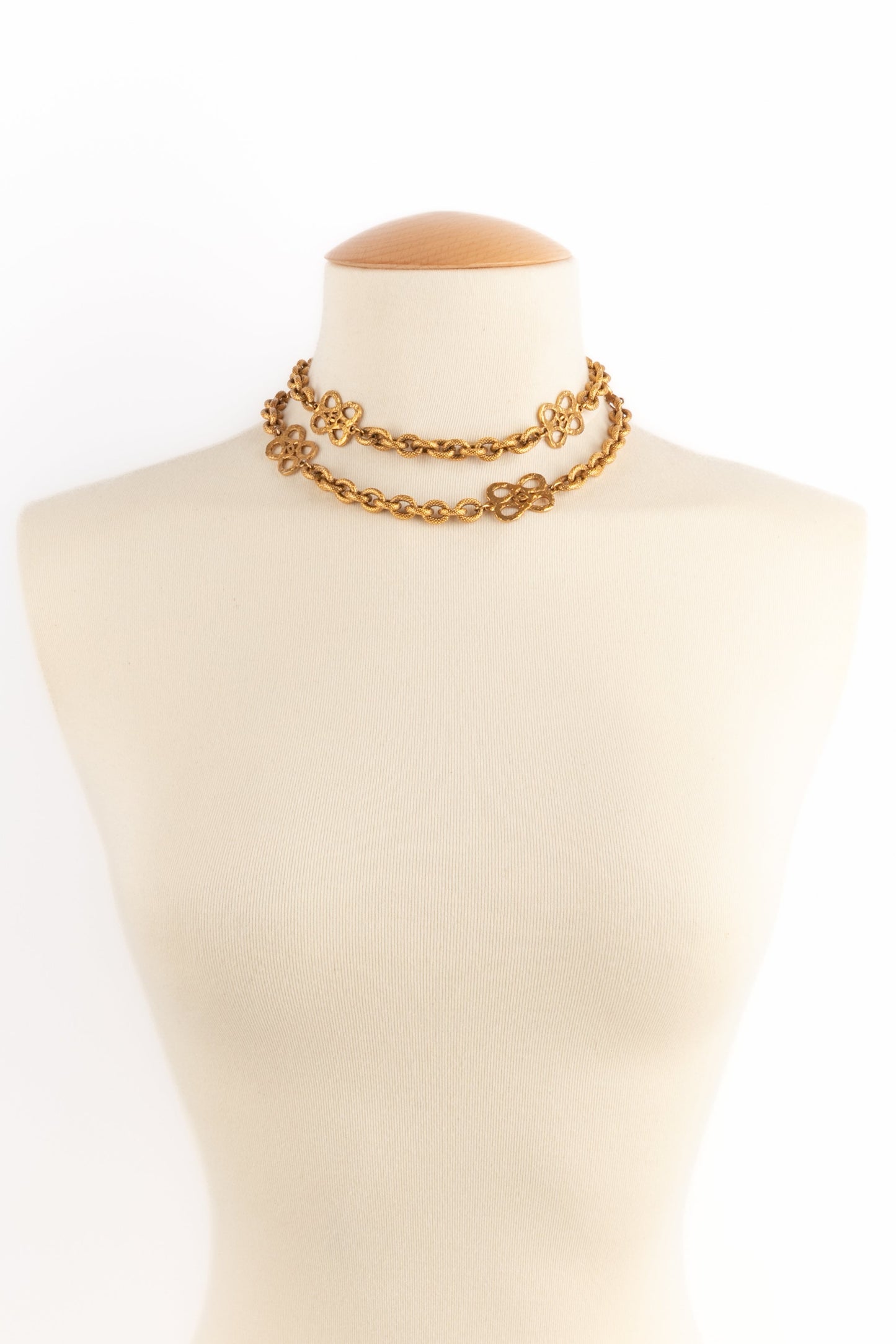 Collier dorÃ© Chanel
