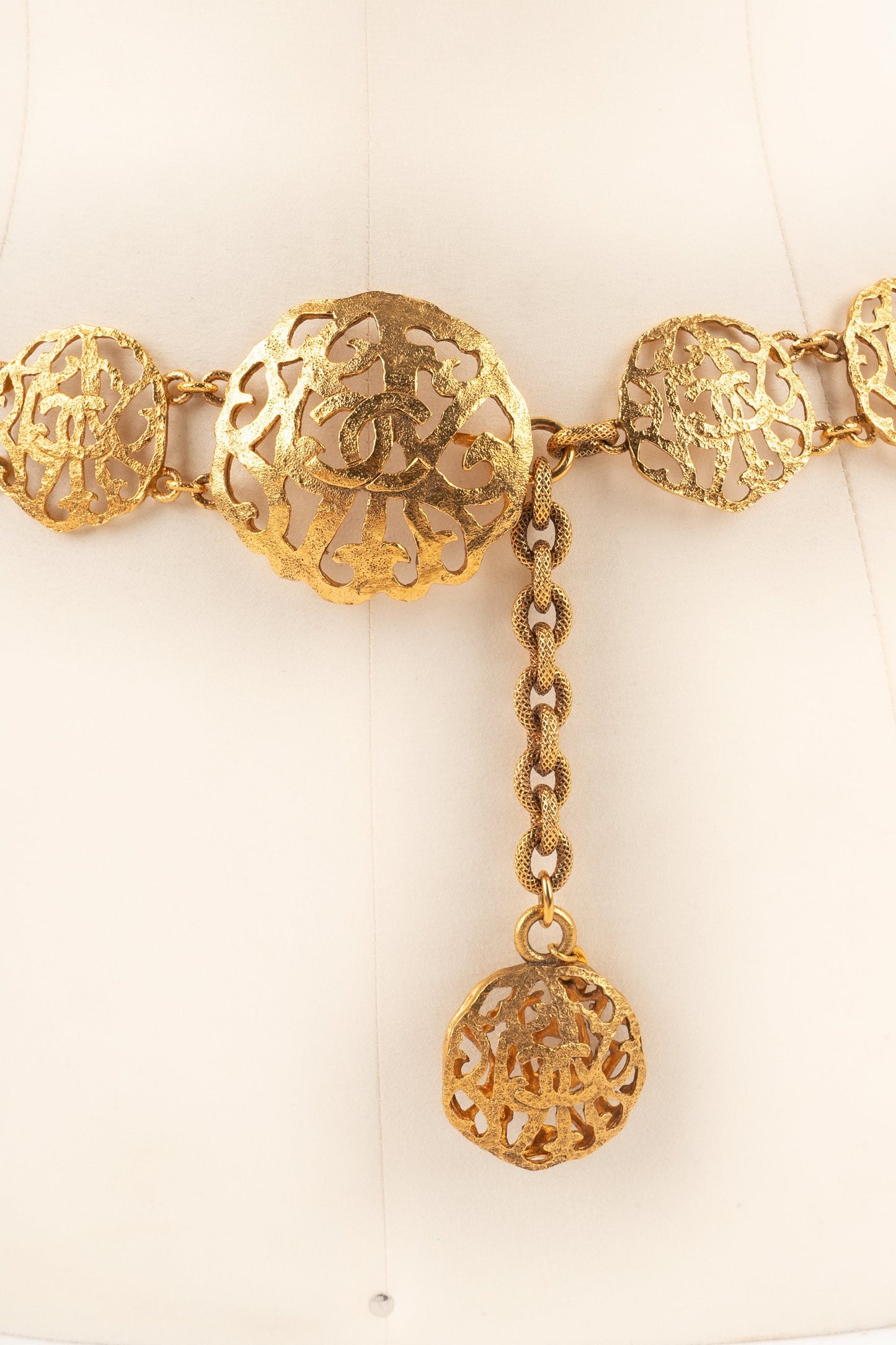 Ceinture dorÃ©e Chanel 1990's