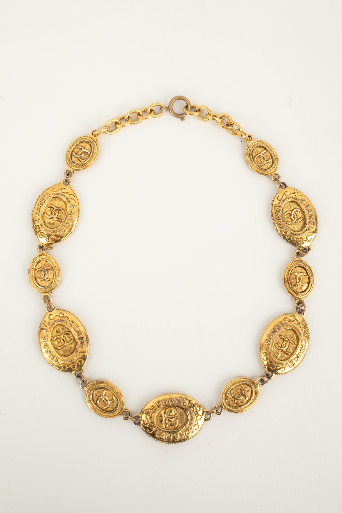 Collier dorÃ© Chanel