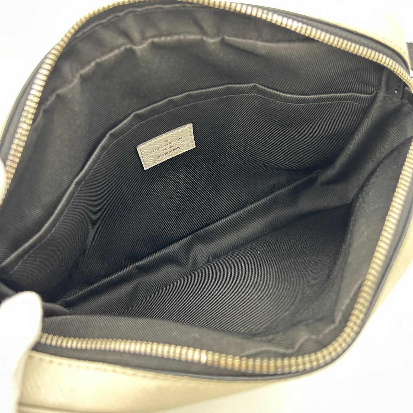 LOUIS VUITTON Taiga Monogram Outdoor Messenger White LA34608