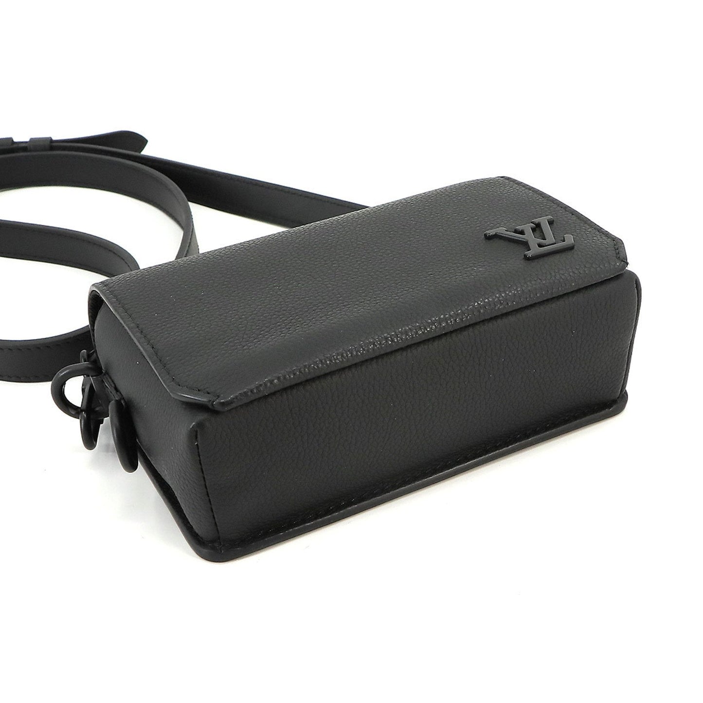 Louis Vuitton District  Leather Shoulder Bag ()