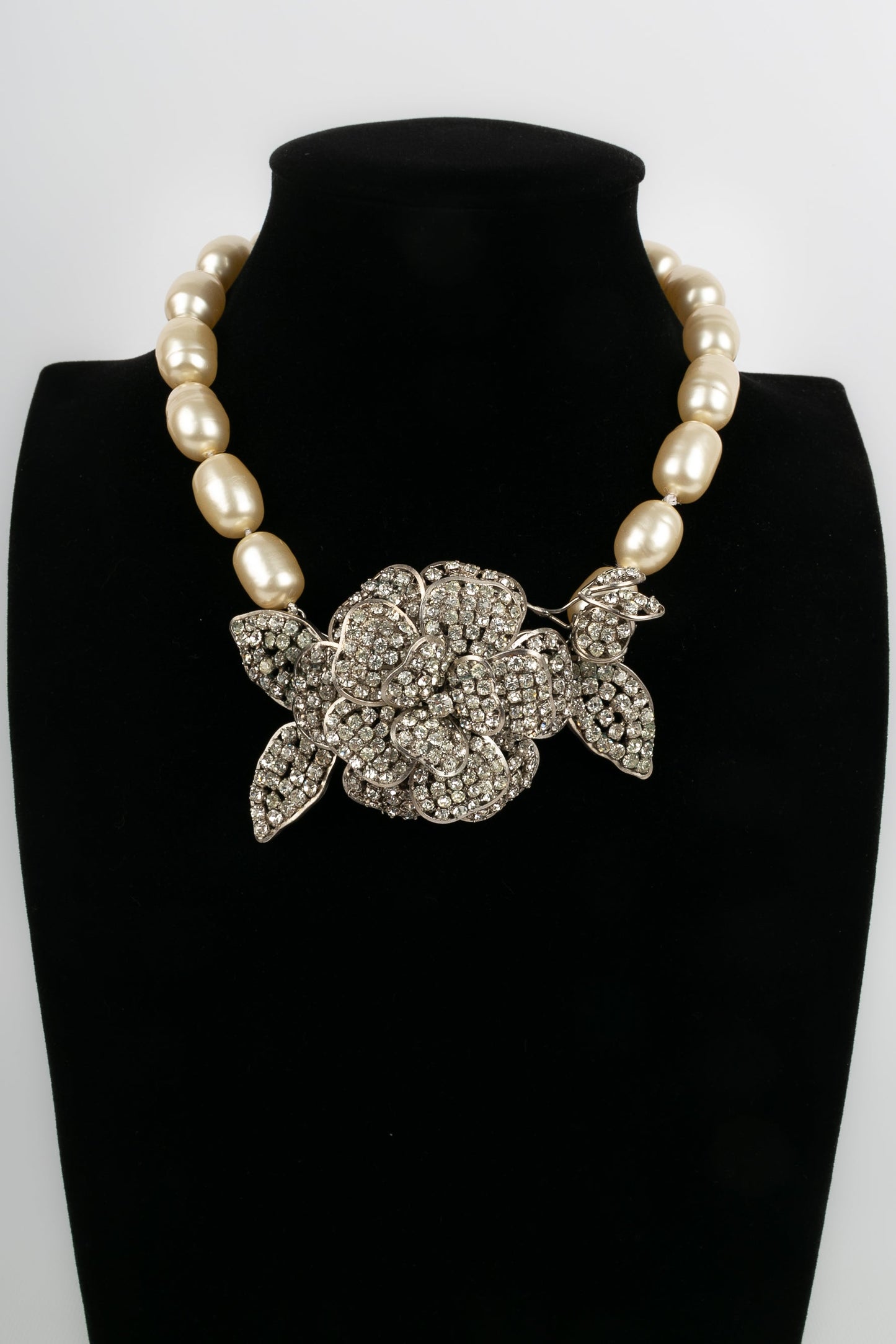 Collier camÃƒÆ’Ã‚Â©lia Chanel 1984