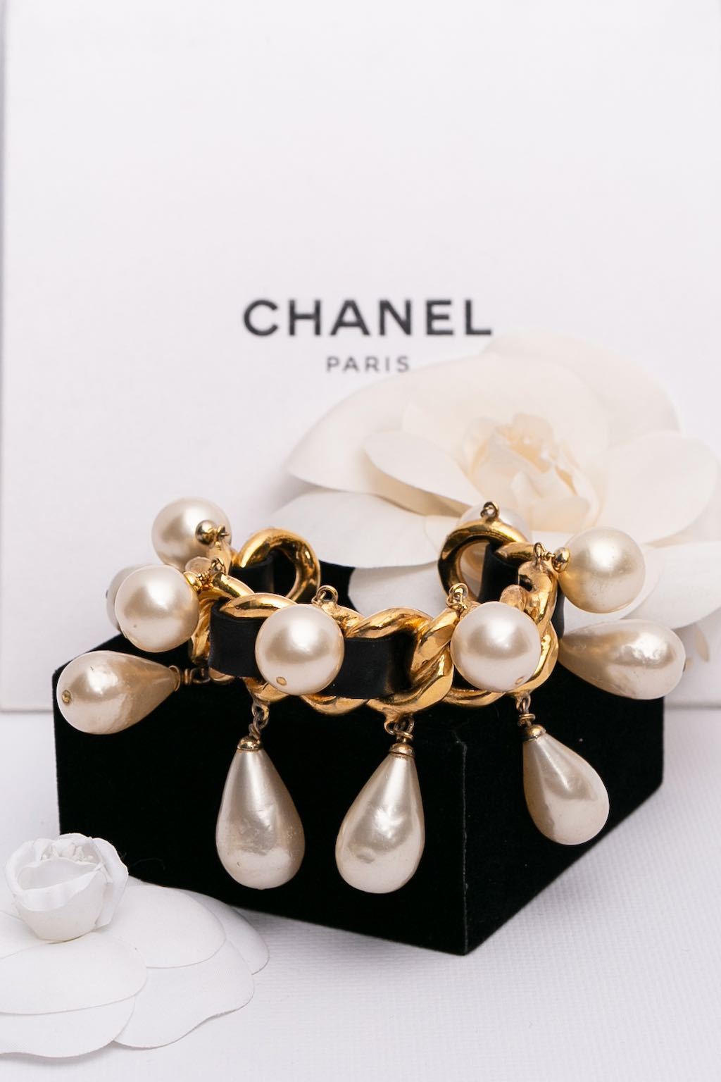 Bracelet en mÃ©tal dorÃ© et cuir Chanel