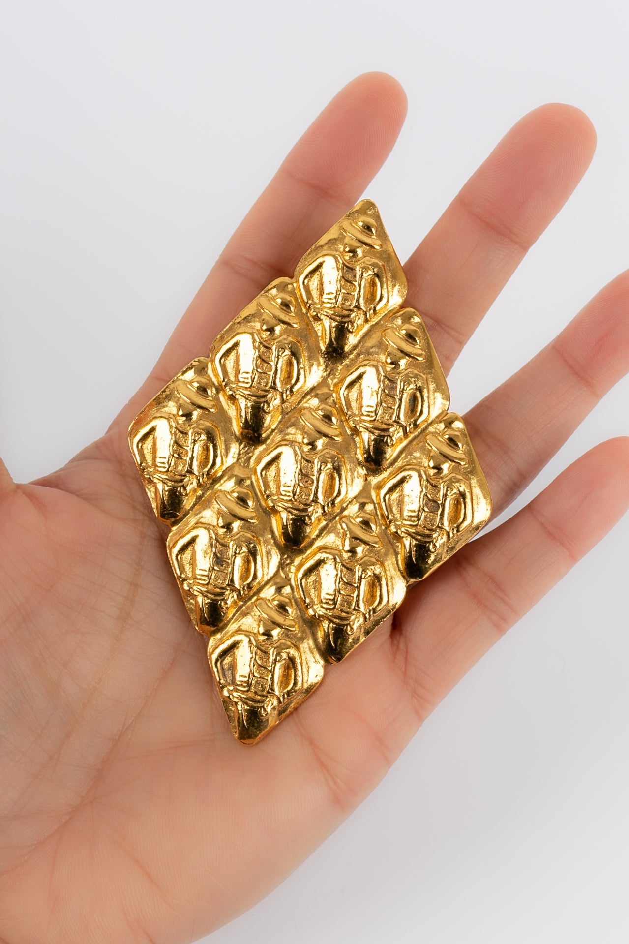 Broche dorÃ©e Chanel
