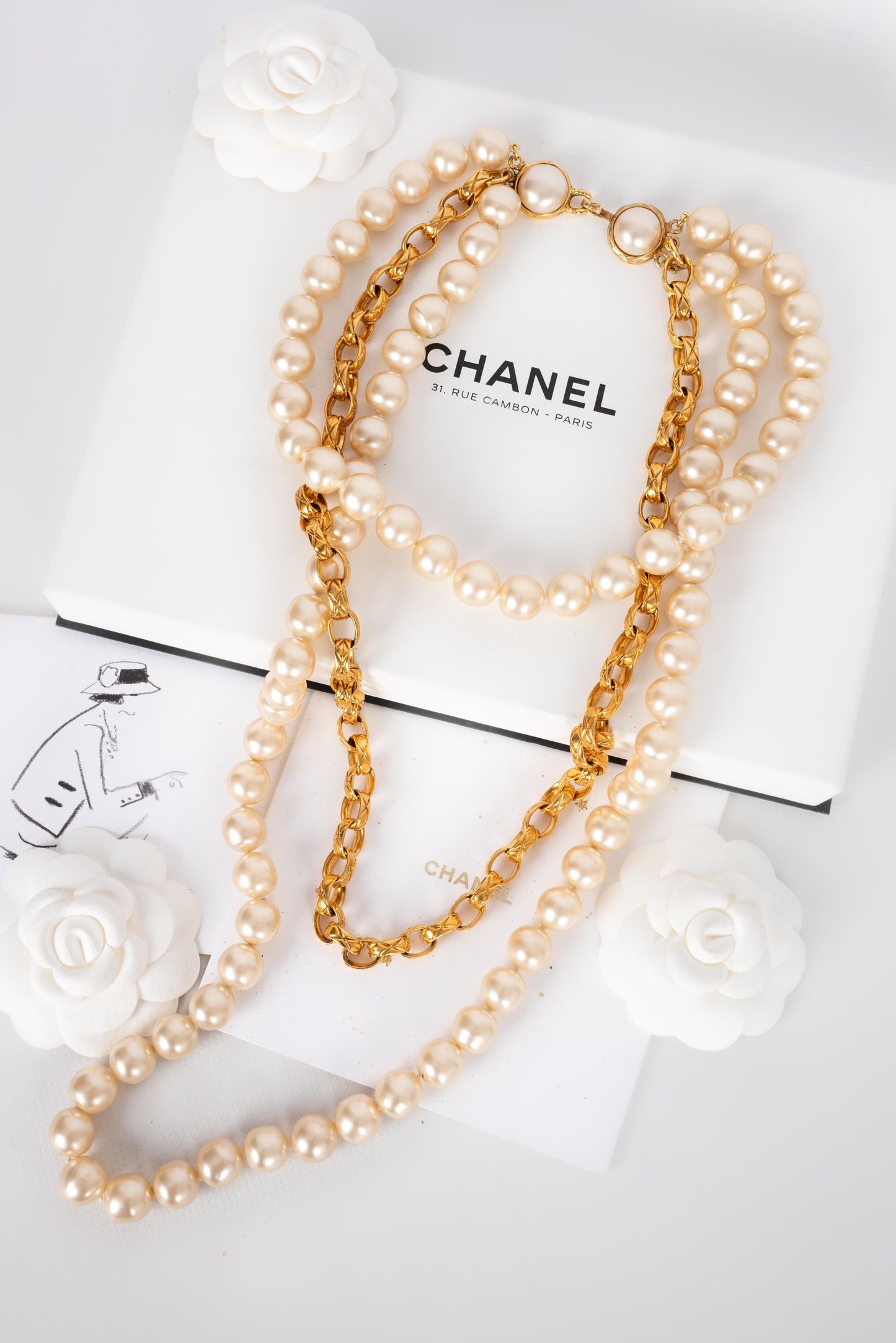 Collier de perles et mÃ©tal dorÃ© Chanel 1990s