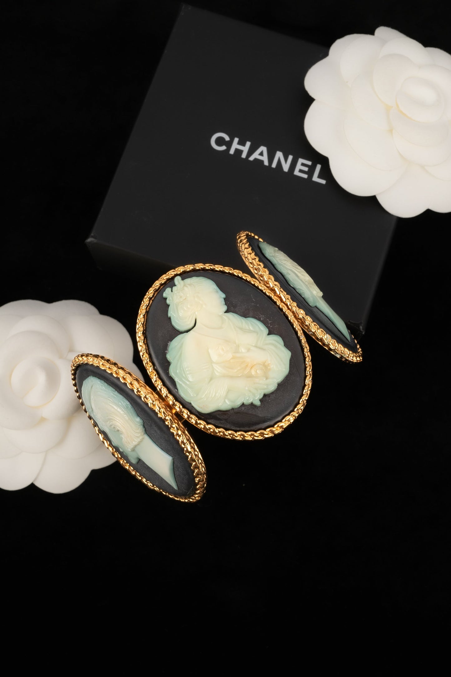 Bracelet "camÃ©e" Chanel 1989