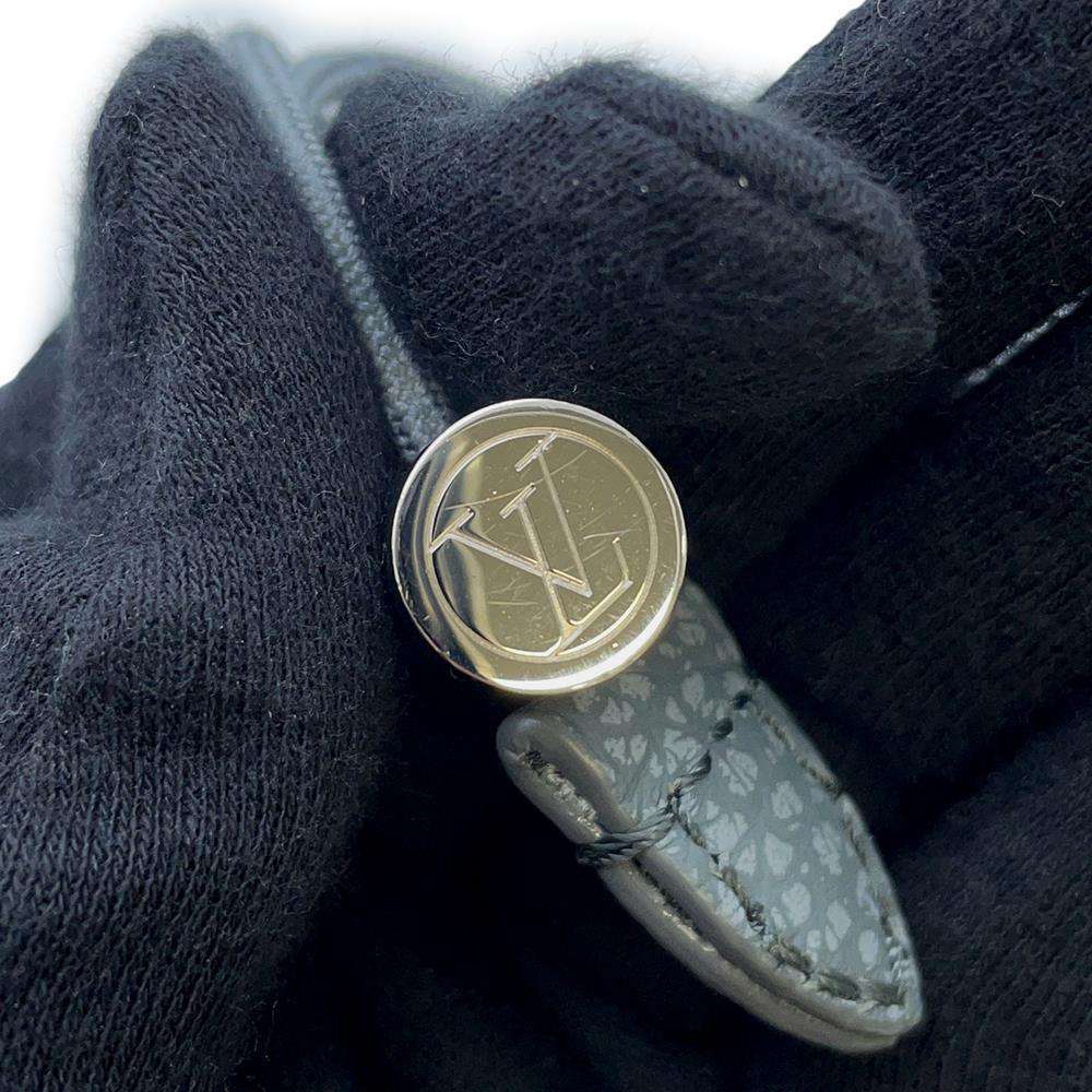 LOUIS VUITTON Chalkãƒ»Pouch granite grayM81572 Taurillon Clamming