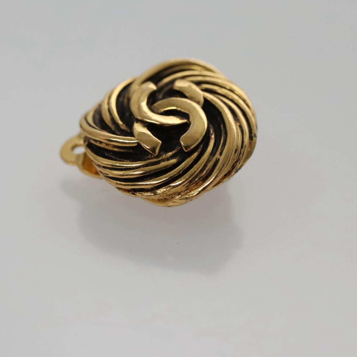 CHANEL Earring metal Gold CC 103473