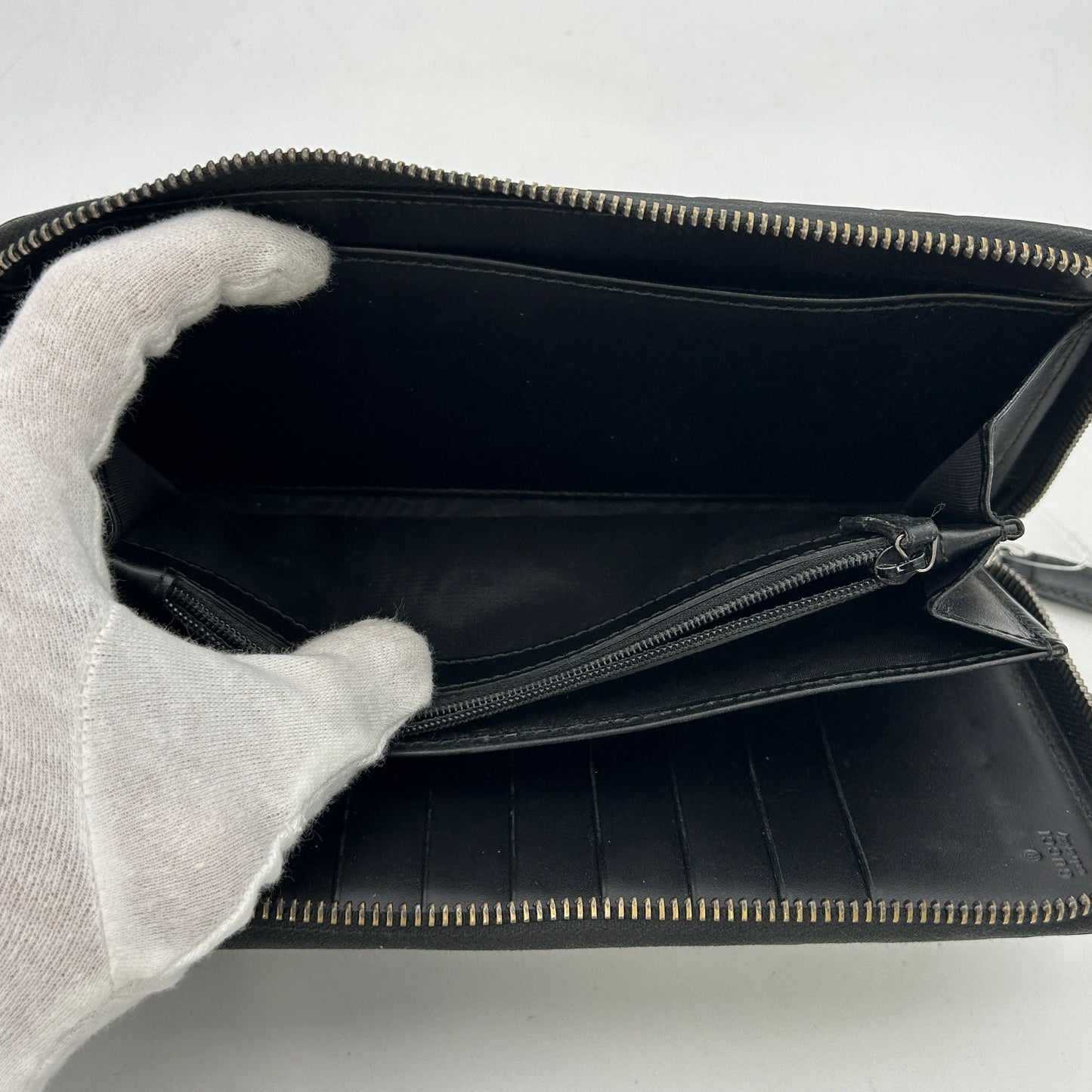 Gucci GG rubber-effect zip around wallet in black leather gu6612gd
