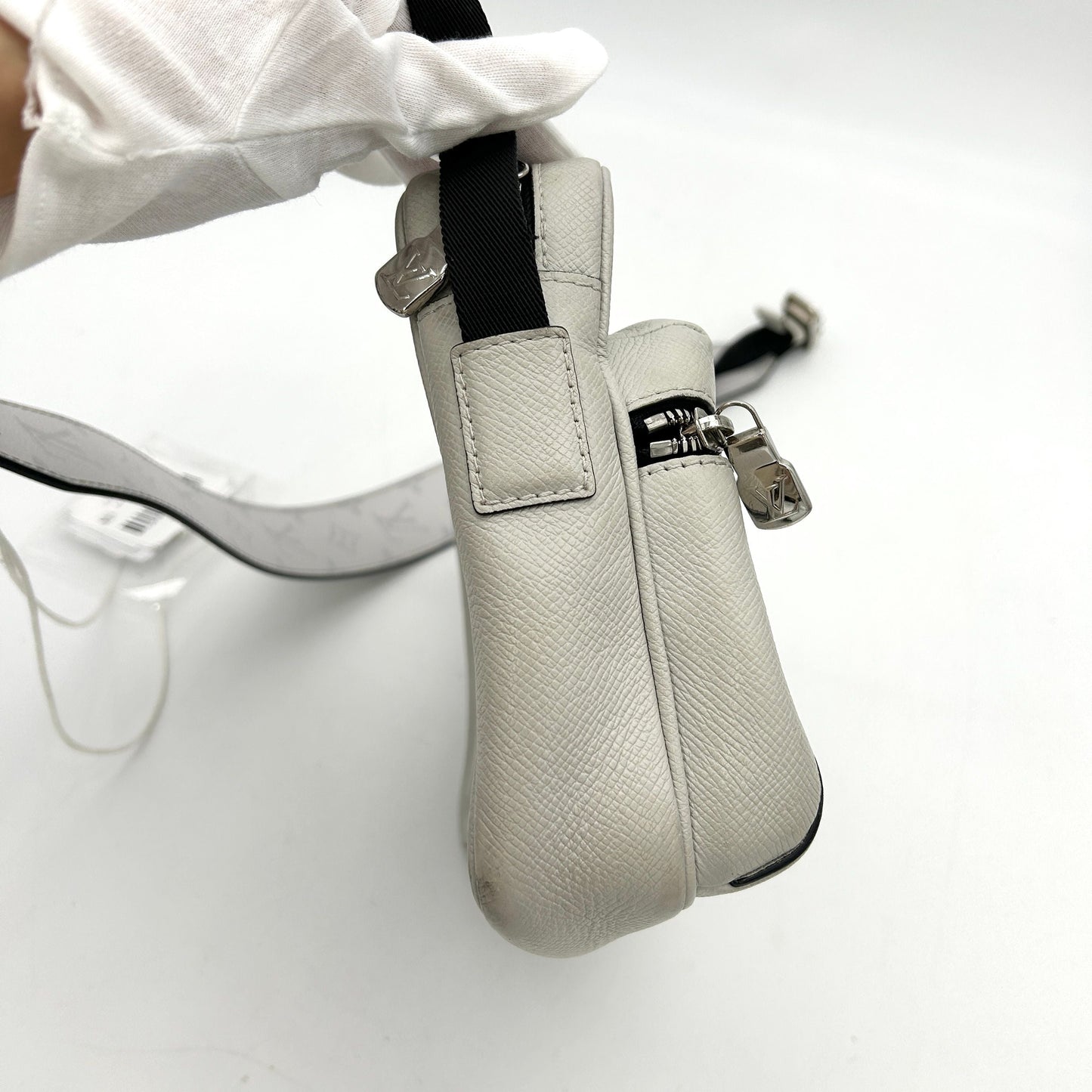 LOUIS VUITTON Taiga Monogram Outdoor Messenger White LA34608