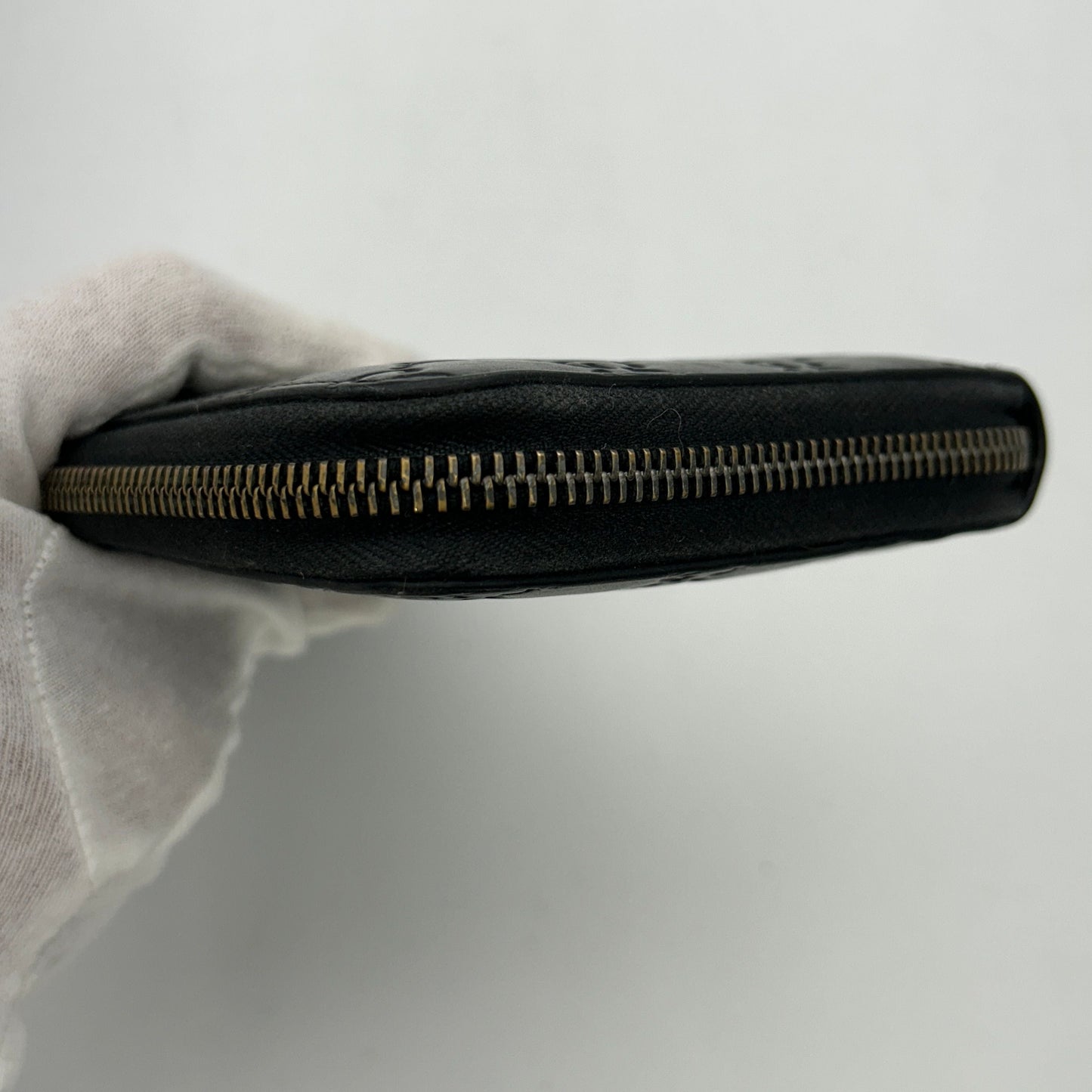 Gucci GG rubber-effect zip around wallet in black leather gu6612gd