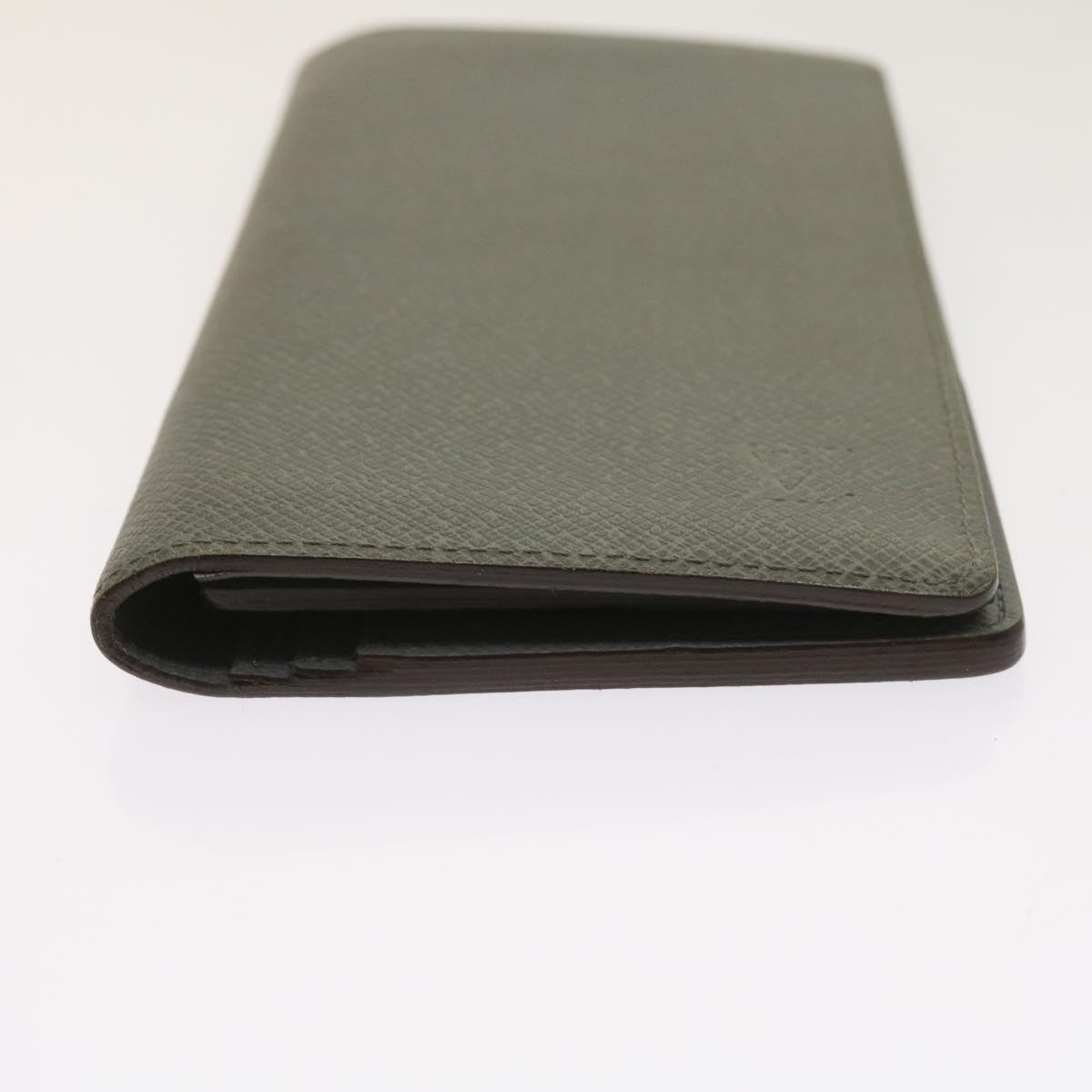 Sophisticated Taiga Leather Long Wallet with Ample SpaceEssentials