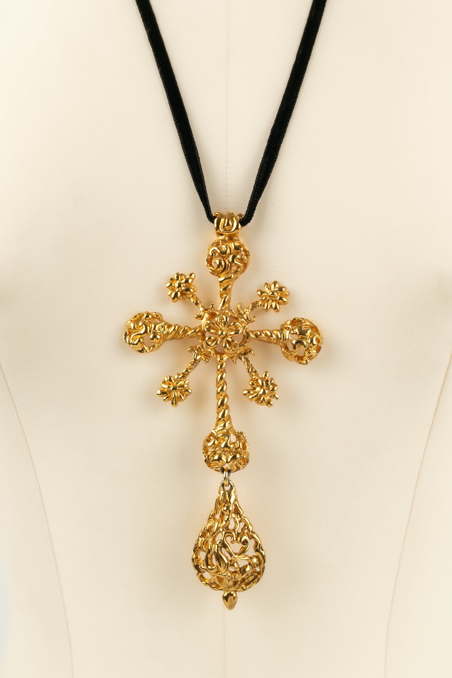 Collier pendentif Christian Lacroix