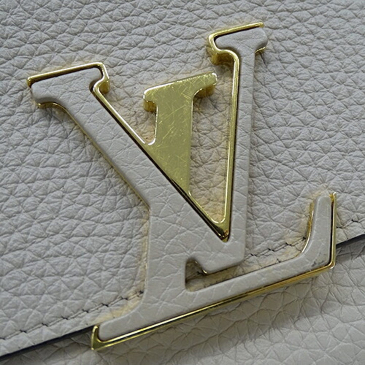 Elegant Leather Capucines Handbag with Minimal Wear