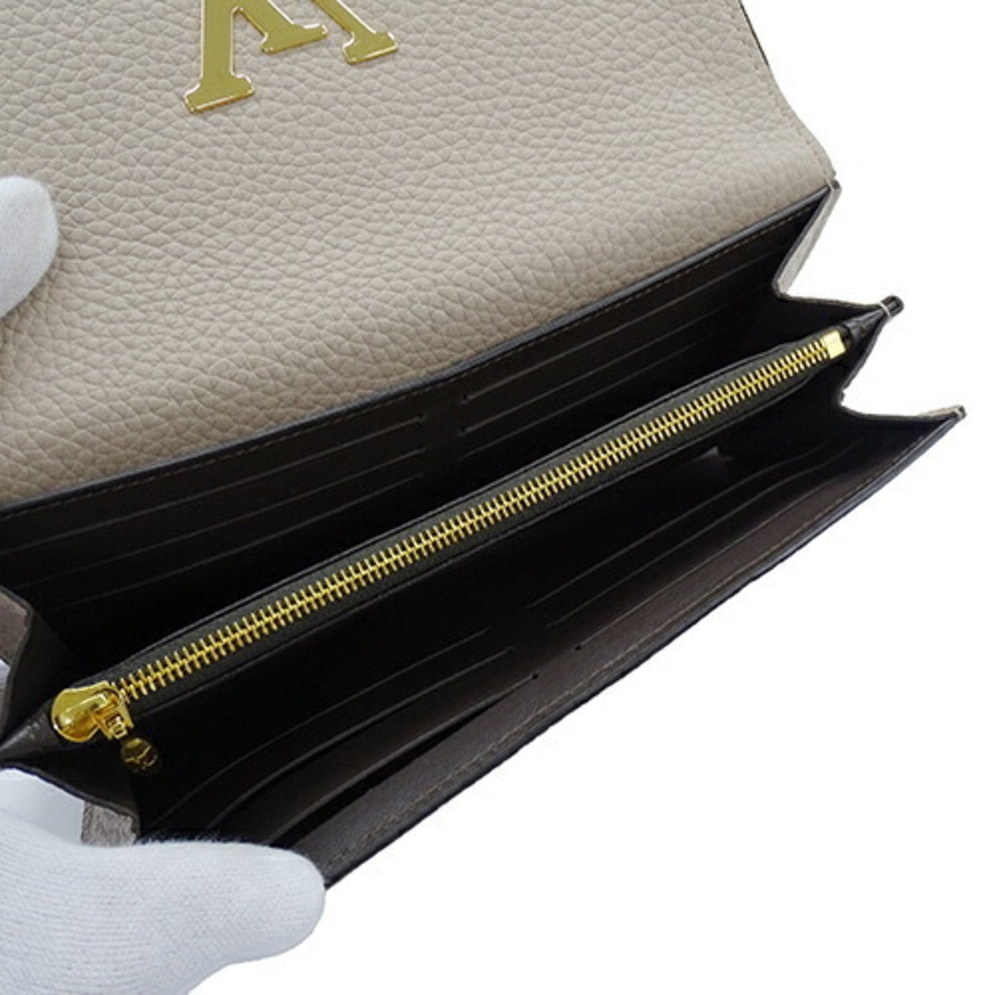 Elegant Leather Capucines Handbag with Minimal Wear