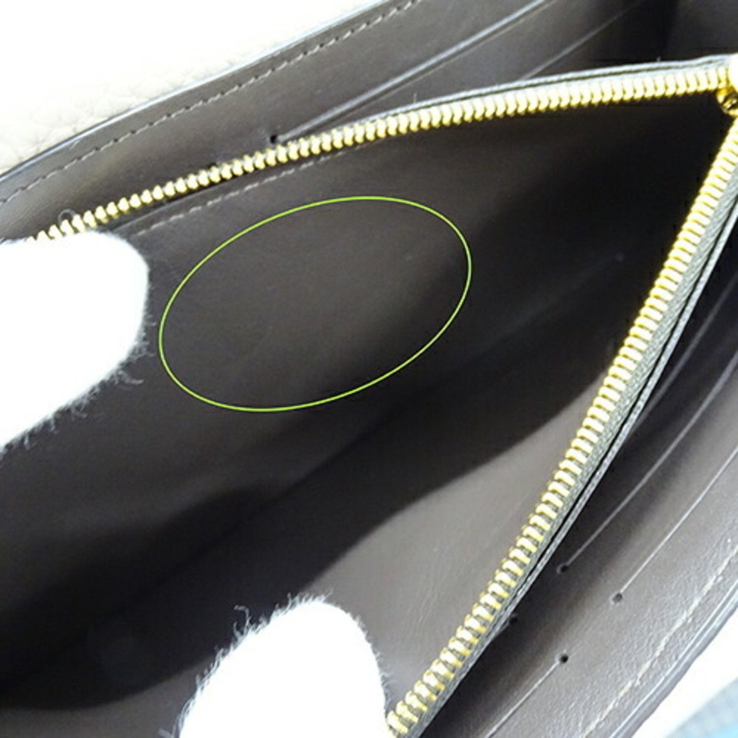Elegant Leather Capucines Handbag with Minimal Wear