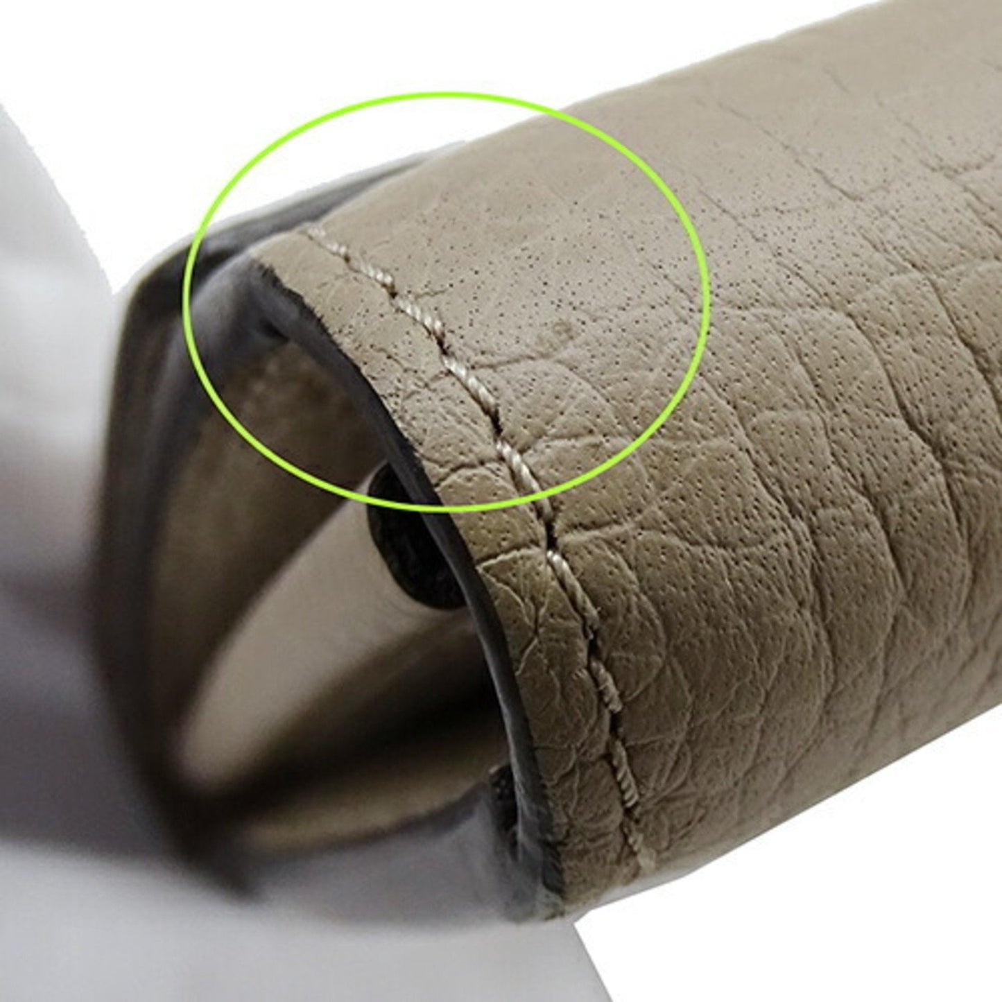 Elegant Leather Capucines Handbag with Minimal Wear