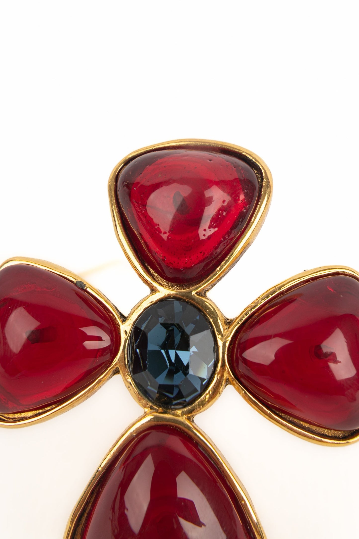 Broche croix Chanel
