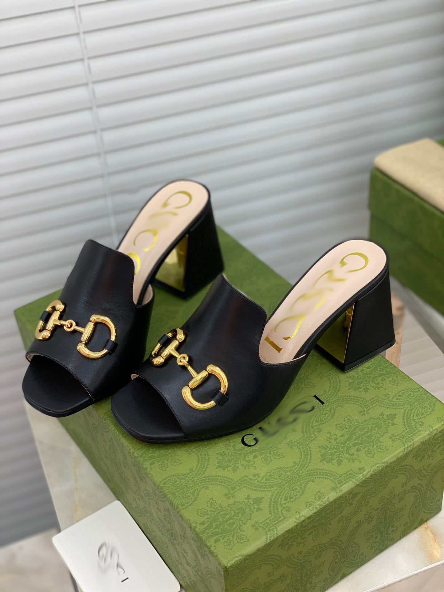 SE500 Size 5-10 Heels:7.5cm Material: Cowhide Lining: Sheep skin Sole: Italian leather