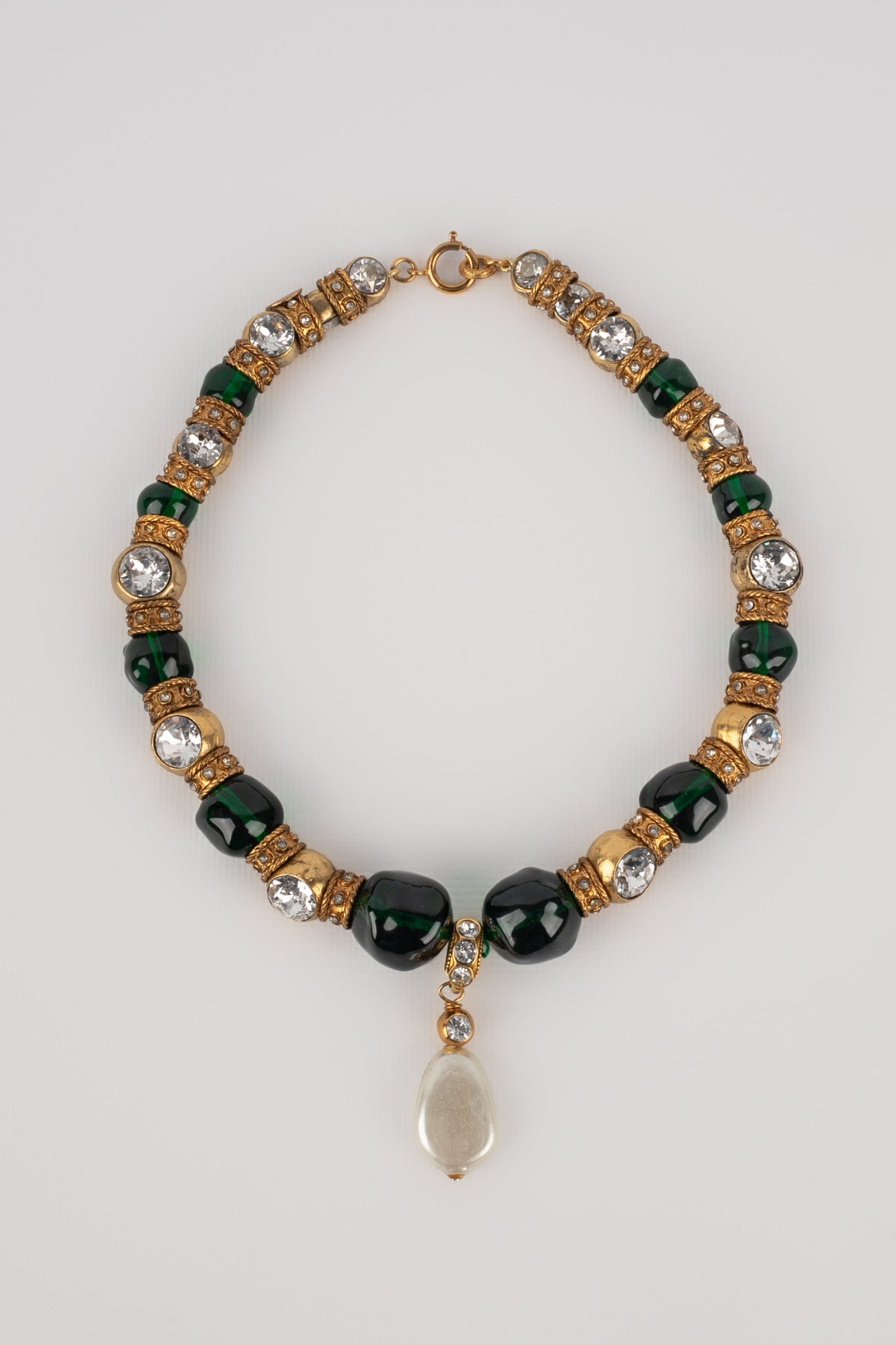 Collier court Chanel