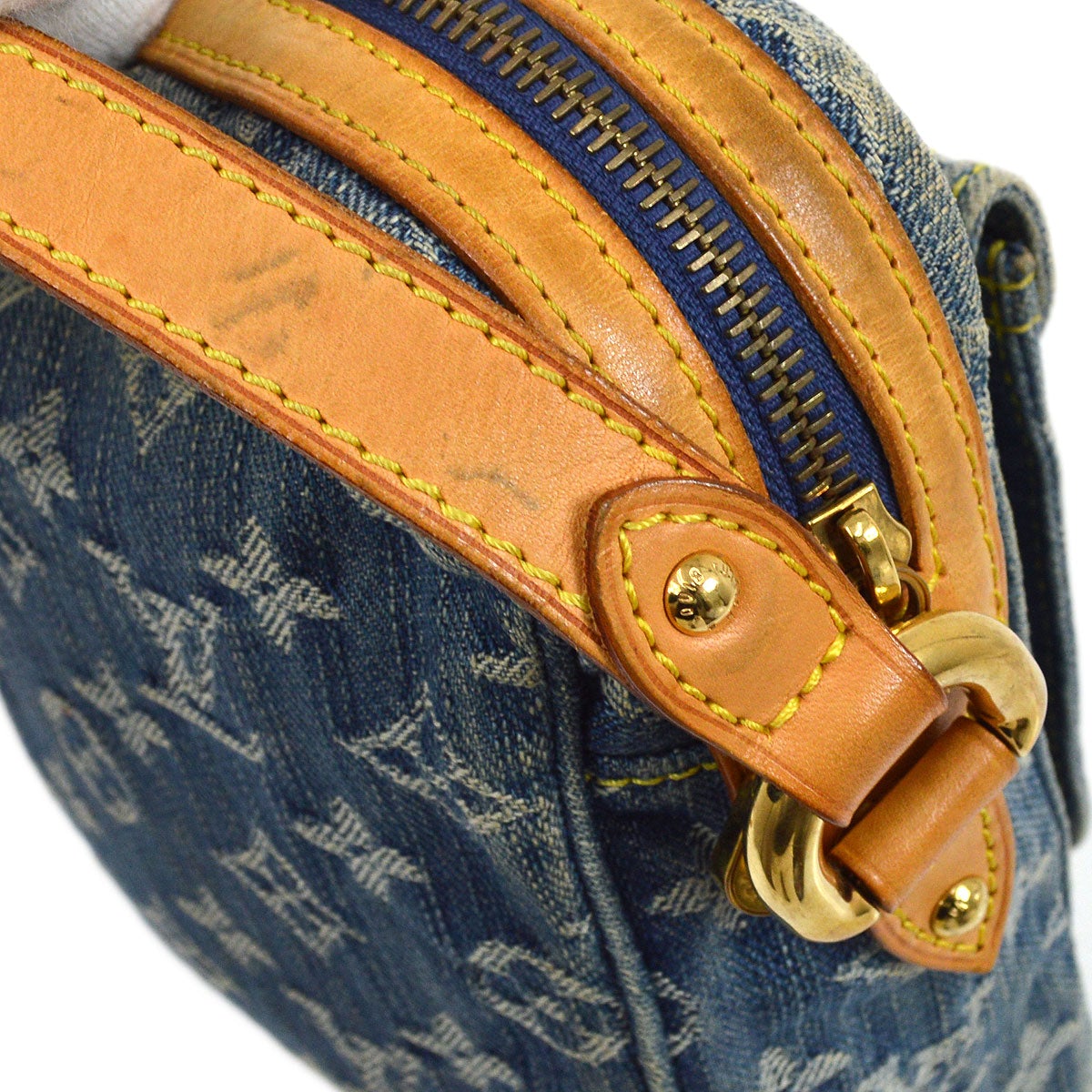 LOUIS VUITTON 2007 CAMERA BAG M95348
